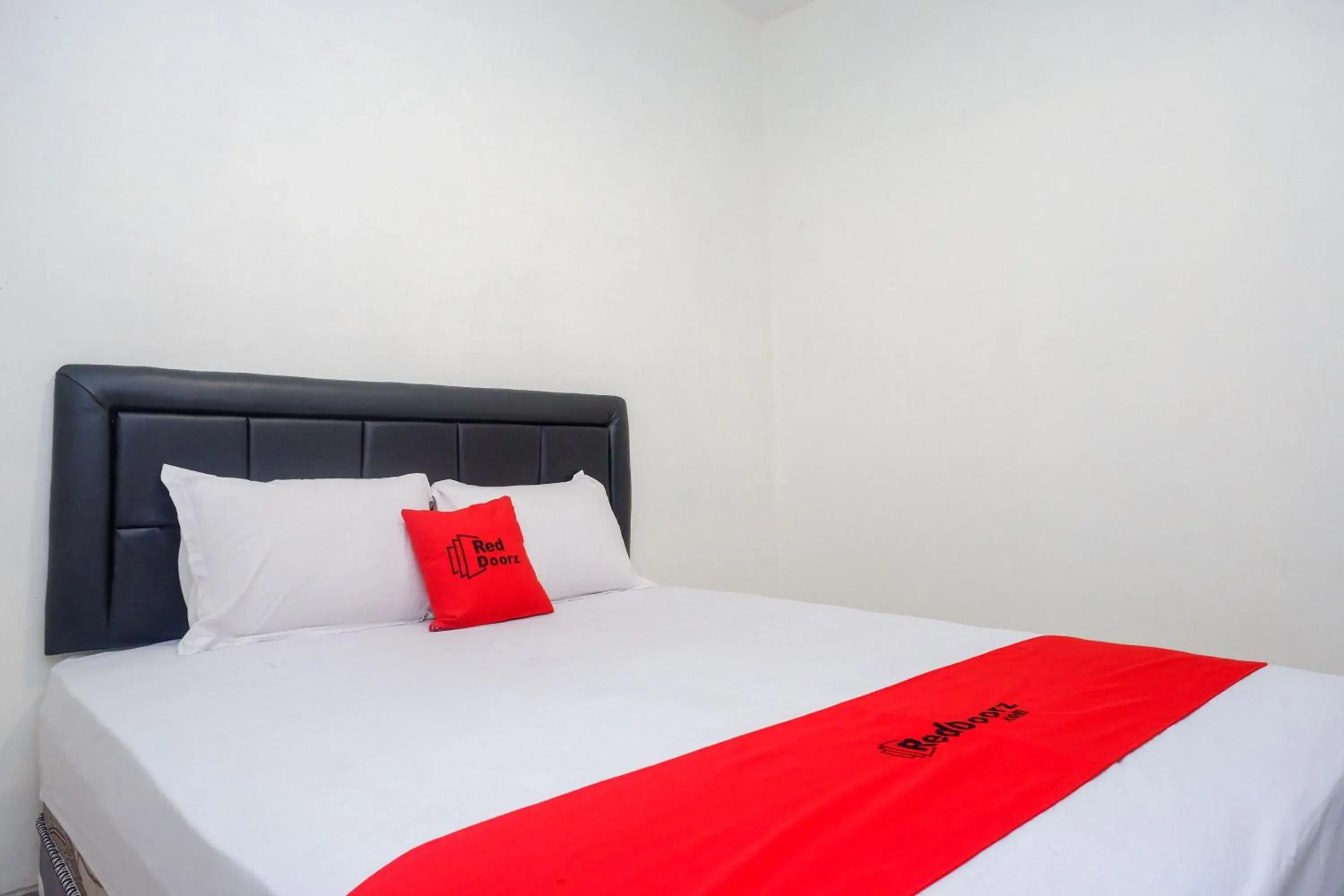 Bedroom, Bed in RedDoorz Syariah near RS Soeradji Pemuda Klaten Bedroom, Bed in RedDoorz Syariah near RS Soeradji Pemuda Klaten