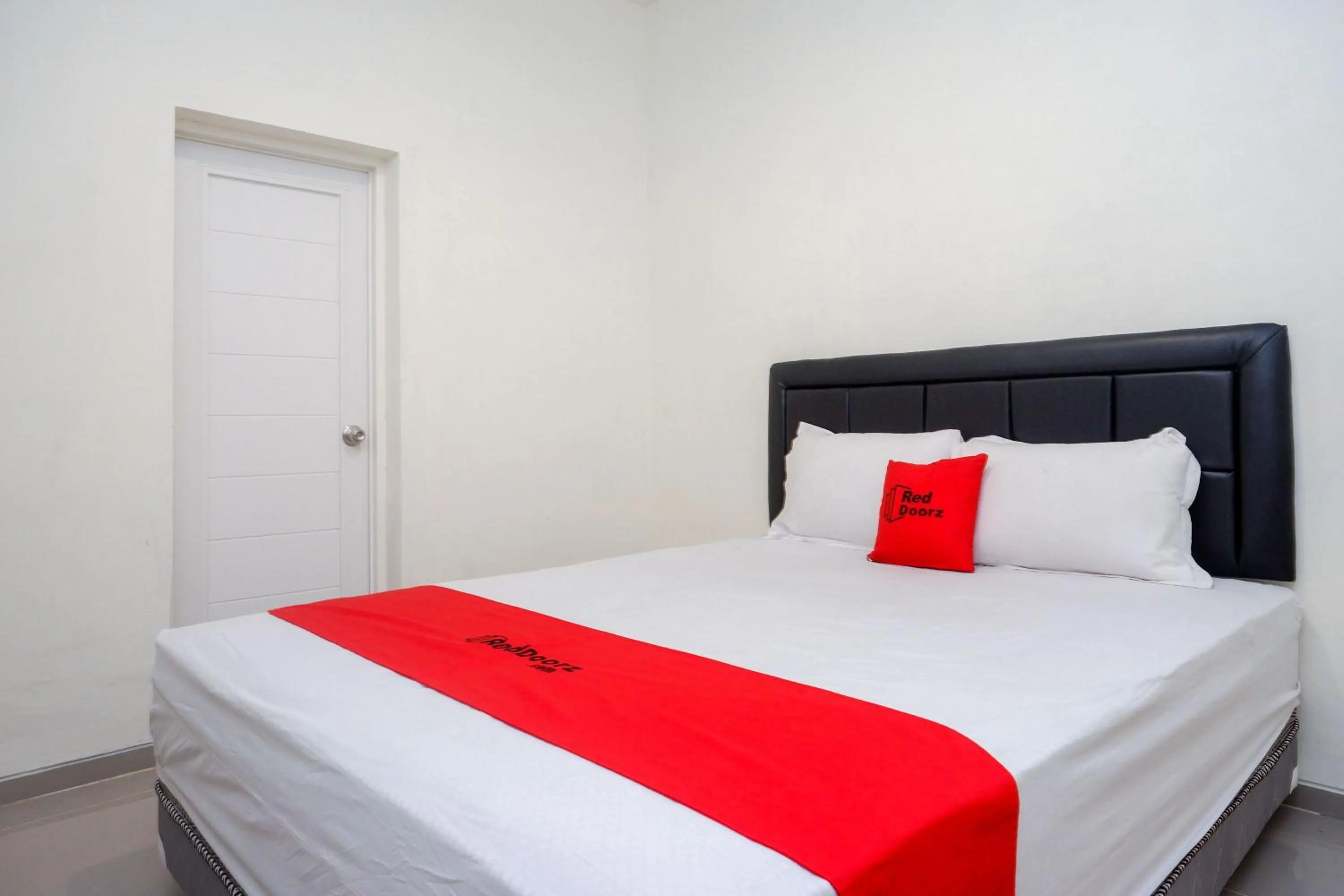 Bedroom, Bed in RedDoorz Syariah near RS Soeradji Pemuda Klaten