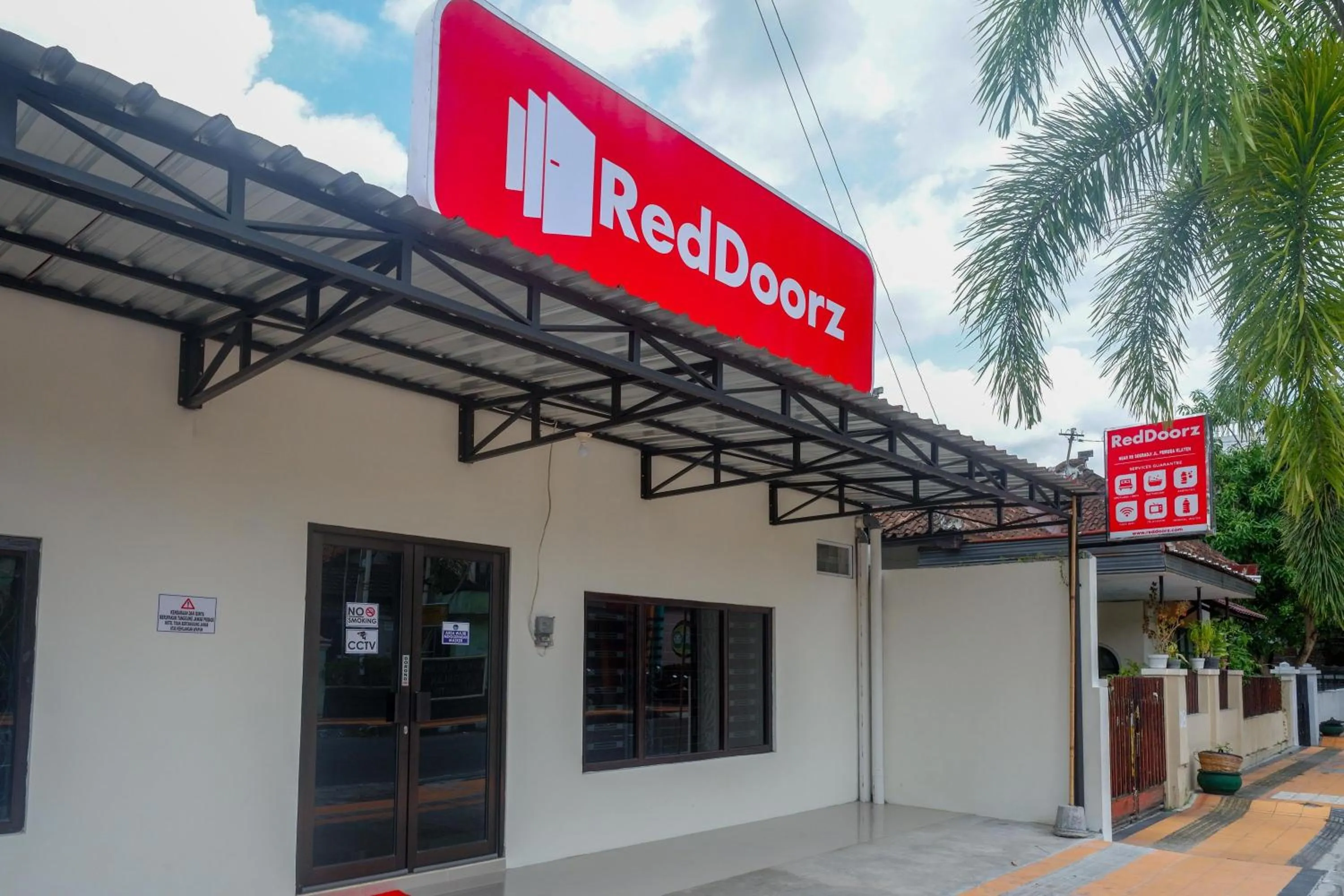 Facade/entrance in RedDoorz Syariah near RS Soeradji Pemuda Klaten