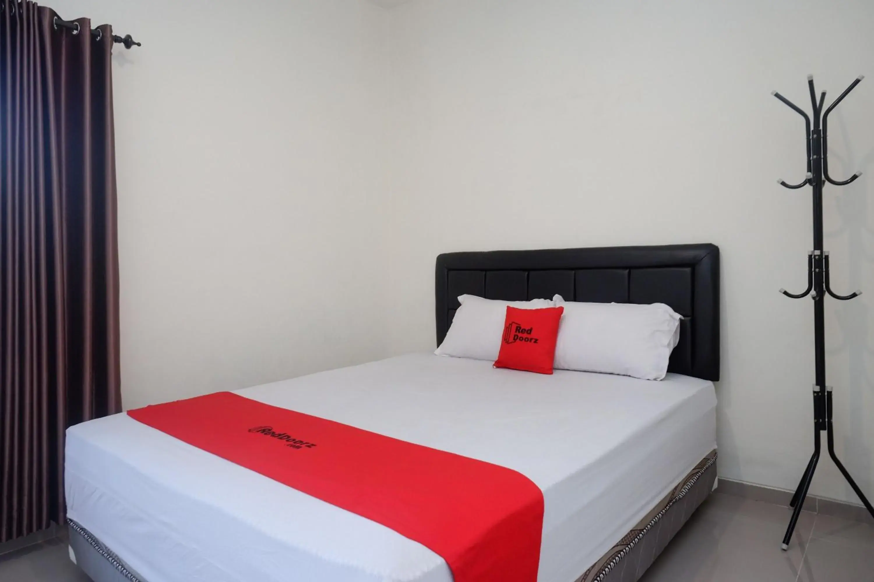 Bedroom, Bed in RedDoorz Syariah near RS Soeradji Pemuda Klaten Bedroom, Bed in RedDoorz Syariah near RS Soeradji Pemuda Klaten