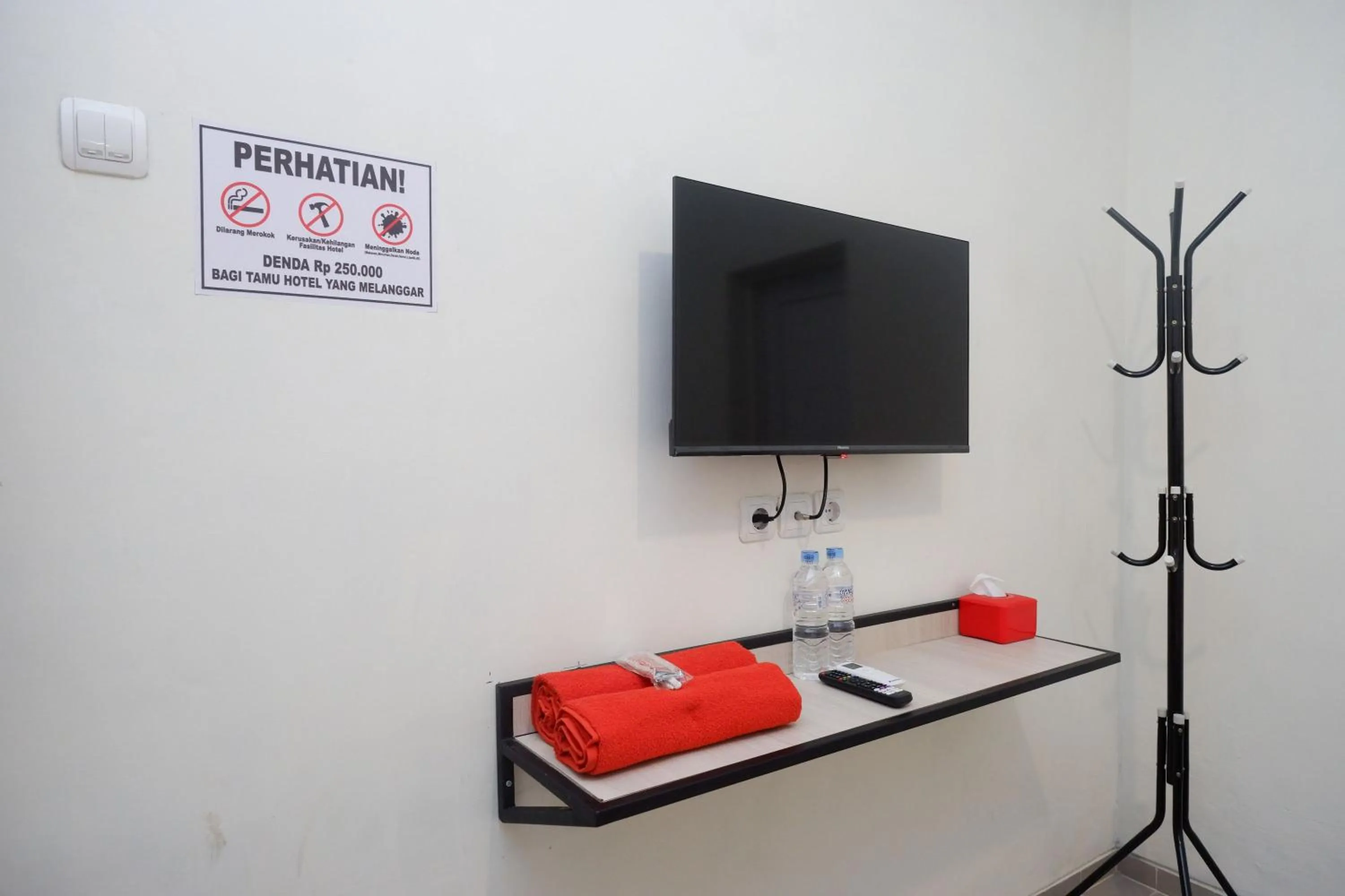 TV and multimedia in RedDoorz Syariah near RS Soeradji Pemuda Klaten