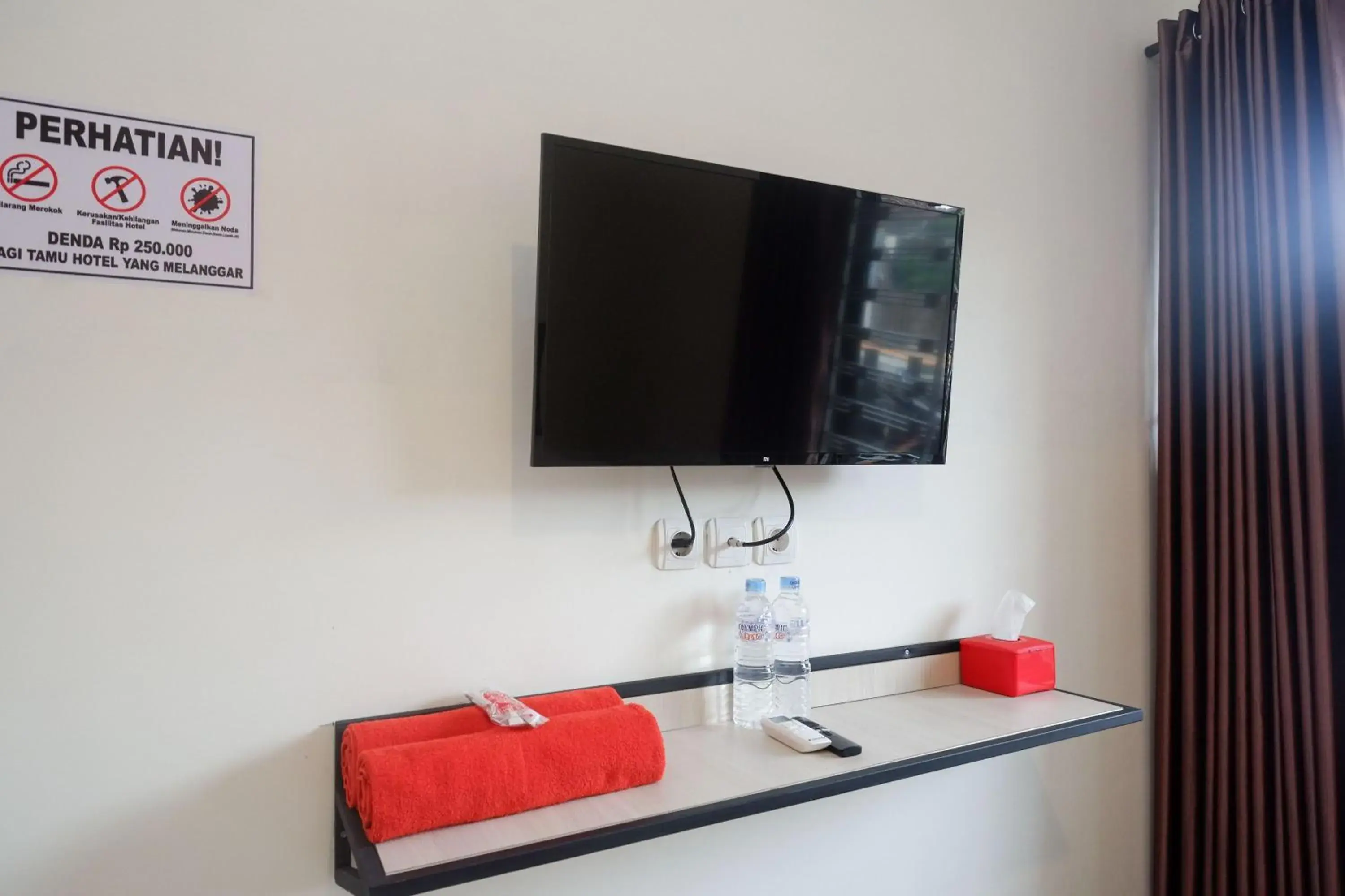 TV and multimedia in RedDoorz Syariah near RS Soeradji Pemuda Klaten TV and multimedia in RedDoorz Syariah near RS Soeradji Pemuda Klaten