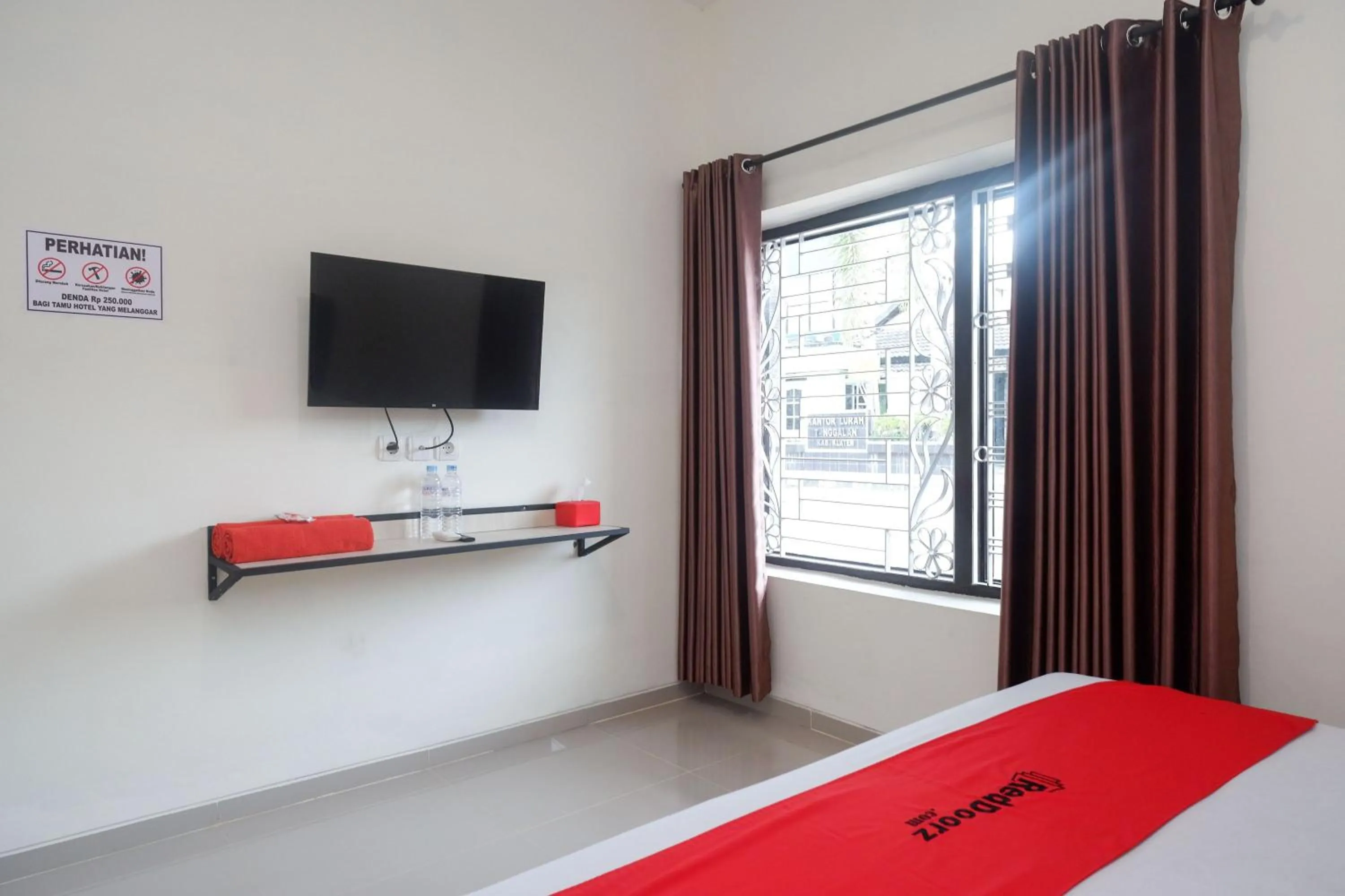 TV and multimedia, Bed in RedDoorz Syariah near RS Soeradji Pemuda Klaten