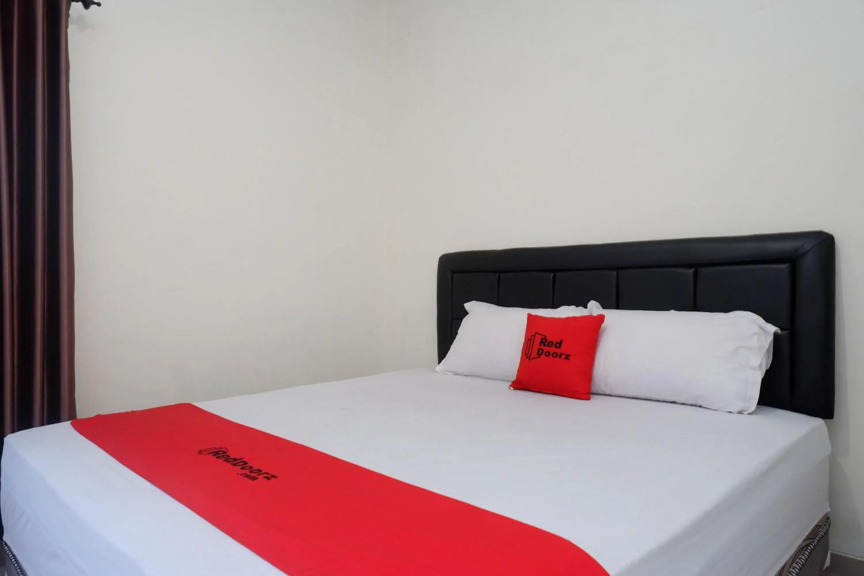 Bedroom, Bed in RedDoorz Syariah near RS Soeradji Pemuda Klaten Bedroom, Bed in RedDoorz Syariah near RS Soeradji Pemuda Klaten