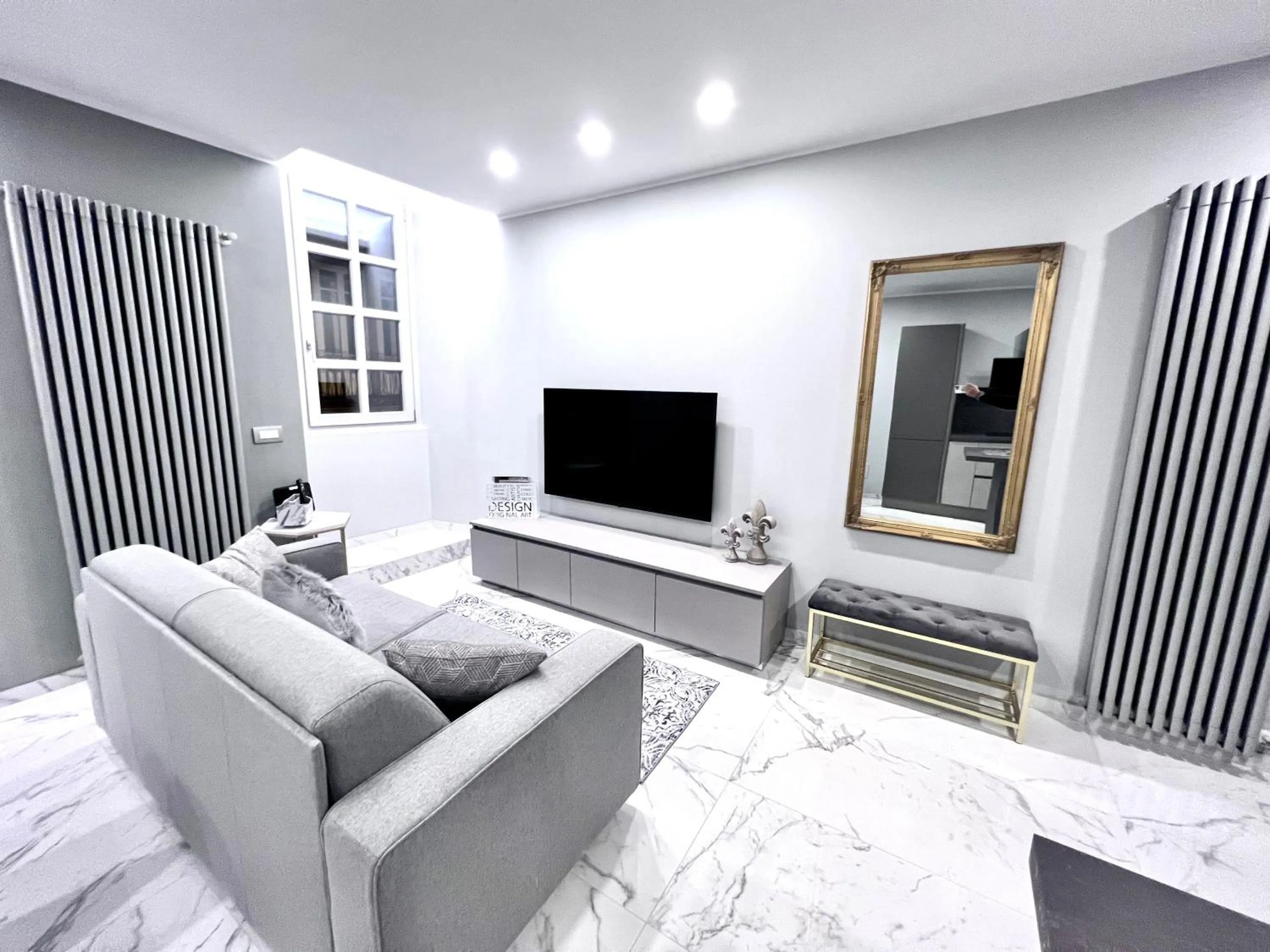 TV and multimedia in Le Porte luxury apartment