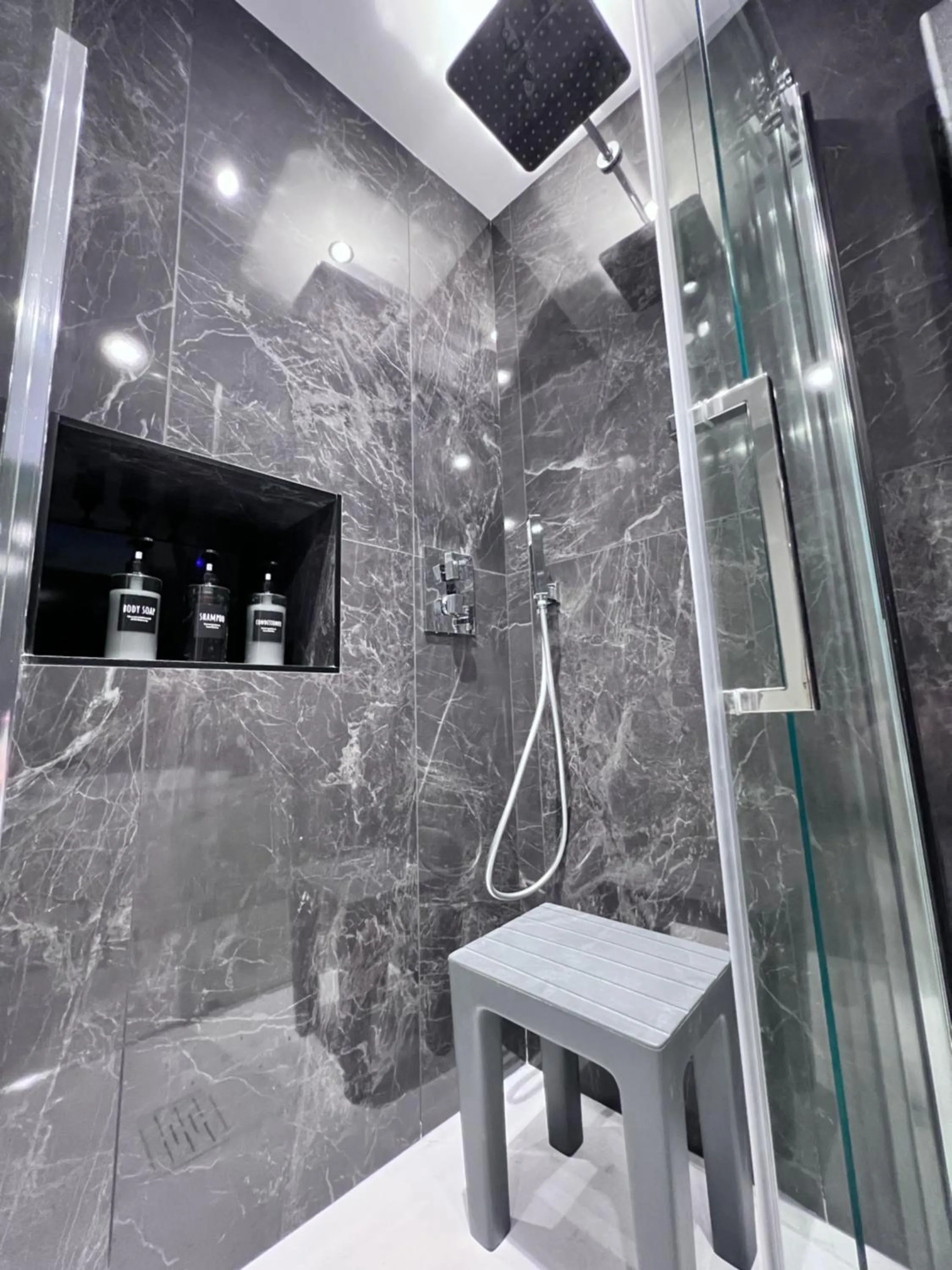 Bathroom in Le Porte luxury apartment