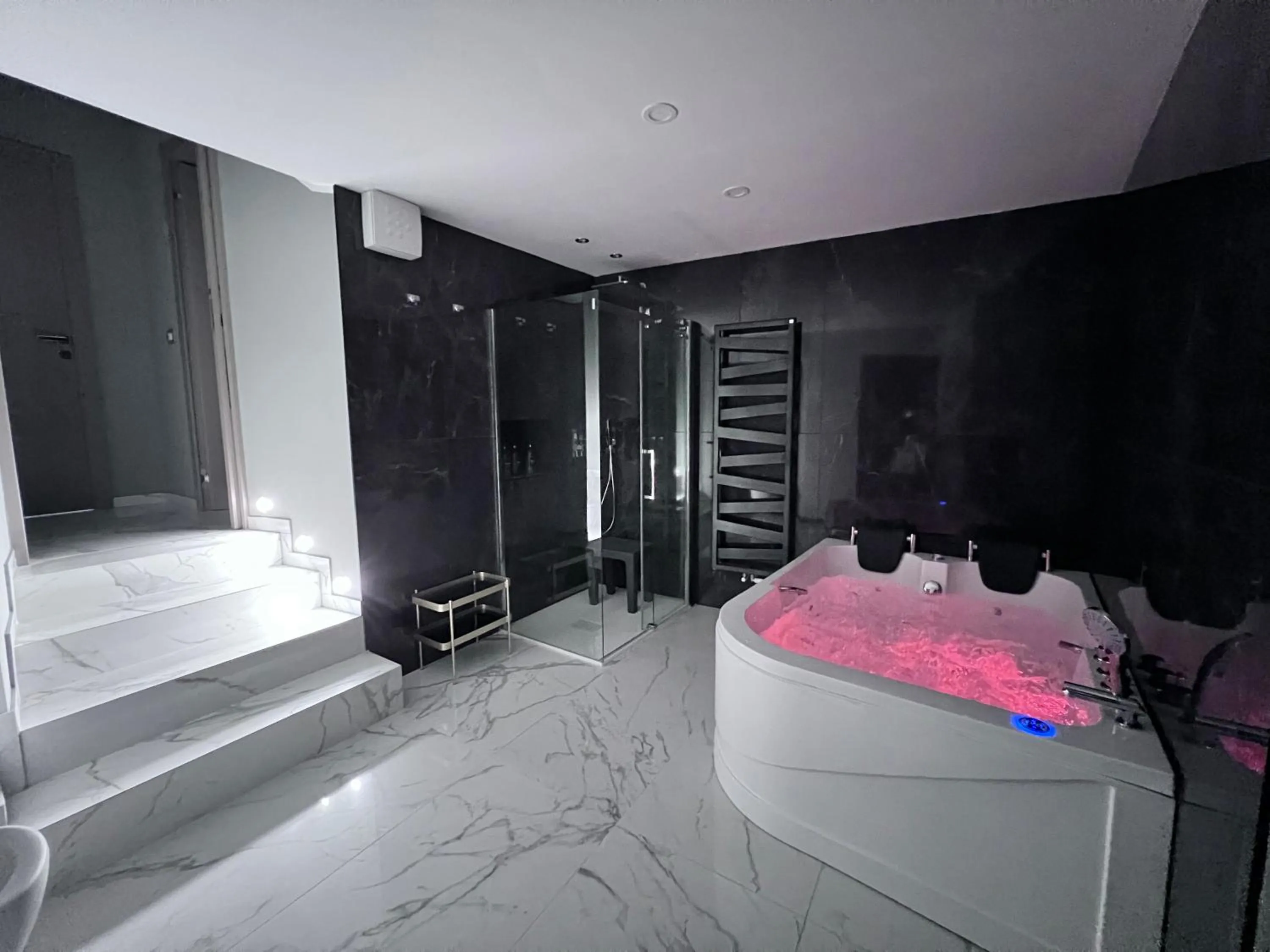 Hot Tub, Bed in Le Porte luxury apartment
