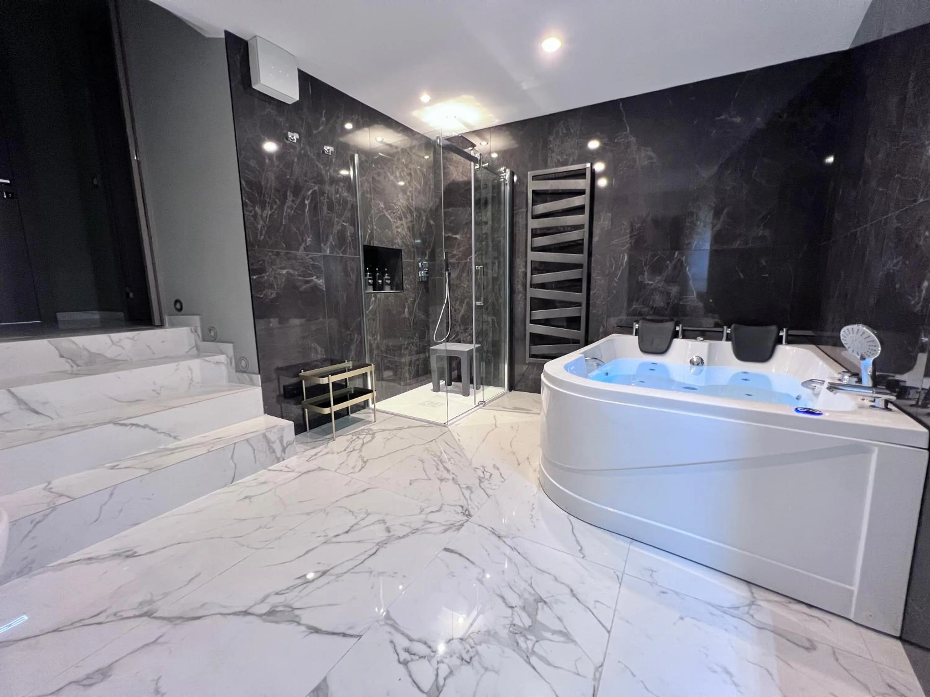 Bath in Le Porte luxury apartment