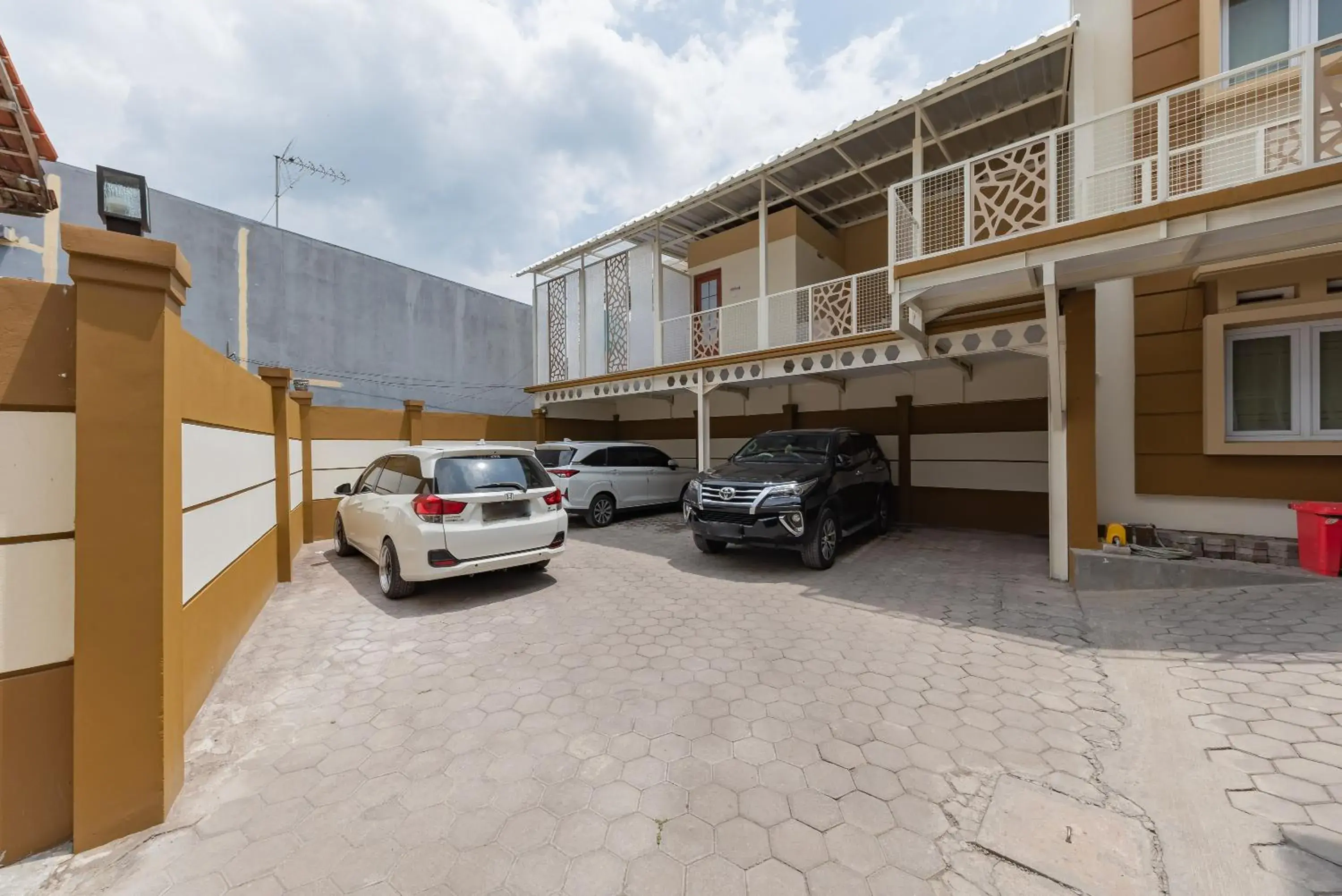 Property building in Urbanview Syariah Utami Inn Garut by RedDoorz Property building in Urbanview Syariah Utami Inn Garut by RedDoorz