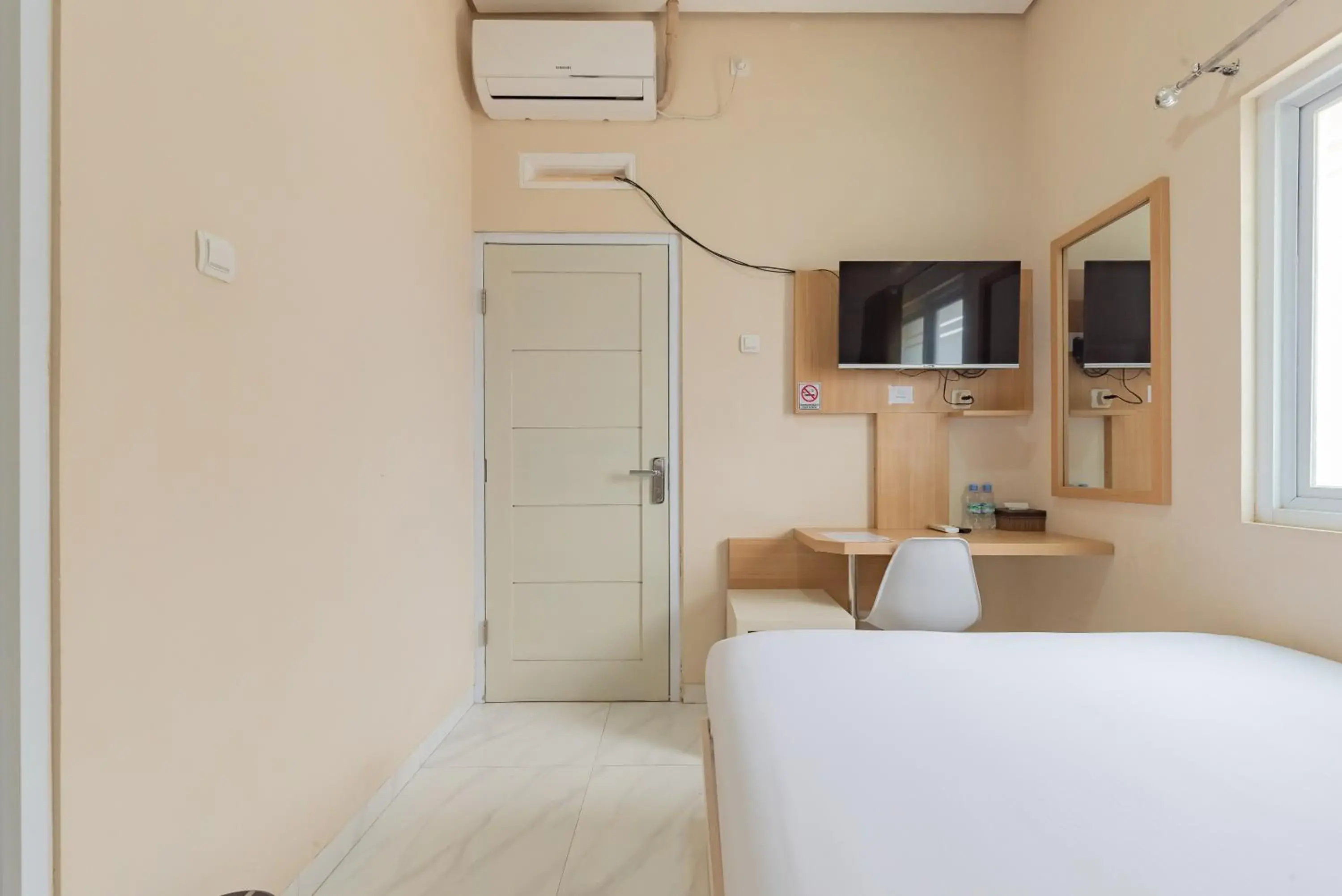 TV and multimedia, Bed in Urbanview Syariah Utami Inn Garut by RedDoorz TV and multimedia, Bed in Urbanview Syariah Utami Inn Garut by RedDoorz