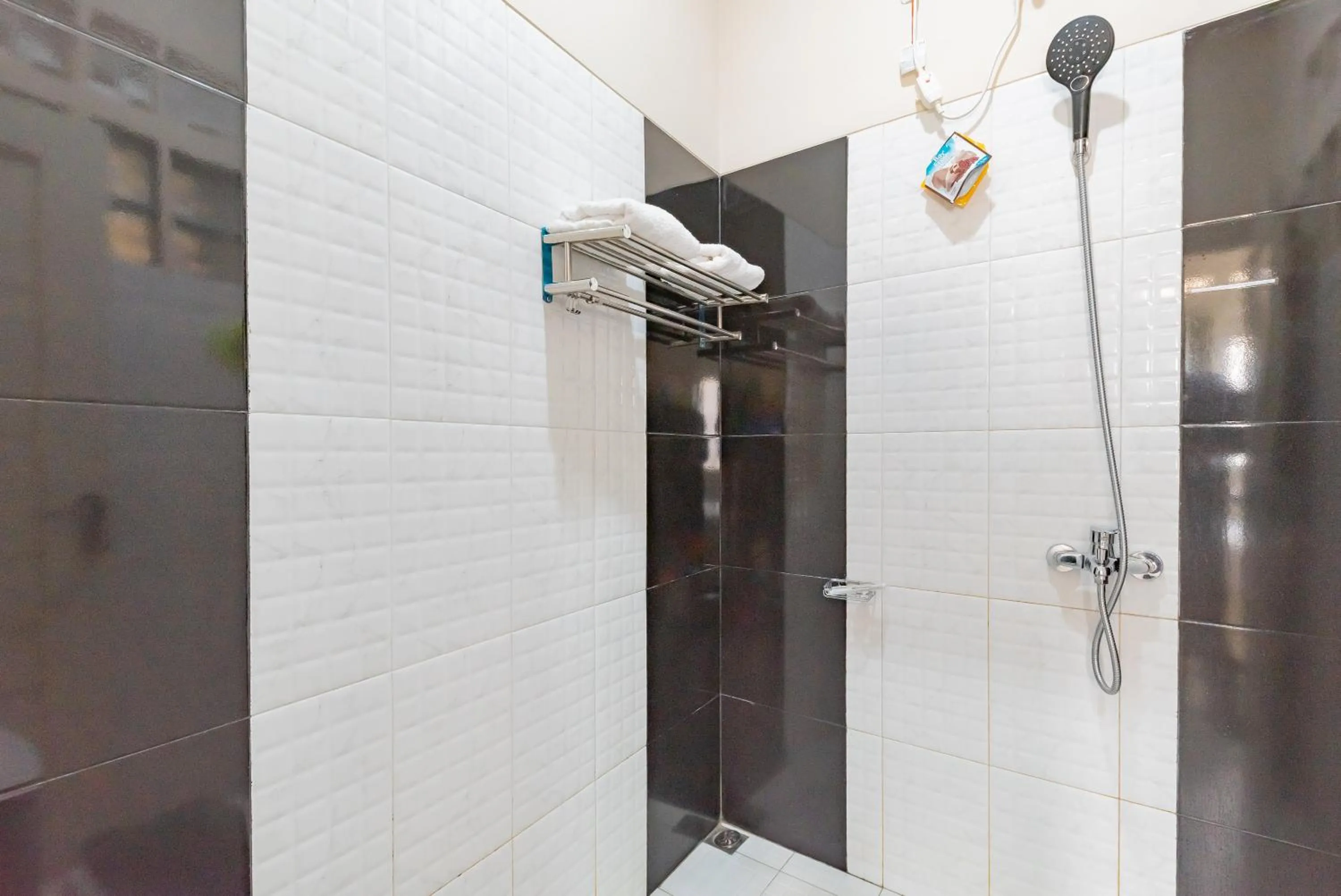 Shower in Urbanview Syariah Utami Inn Garut by RedDoorz