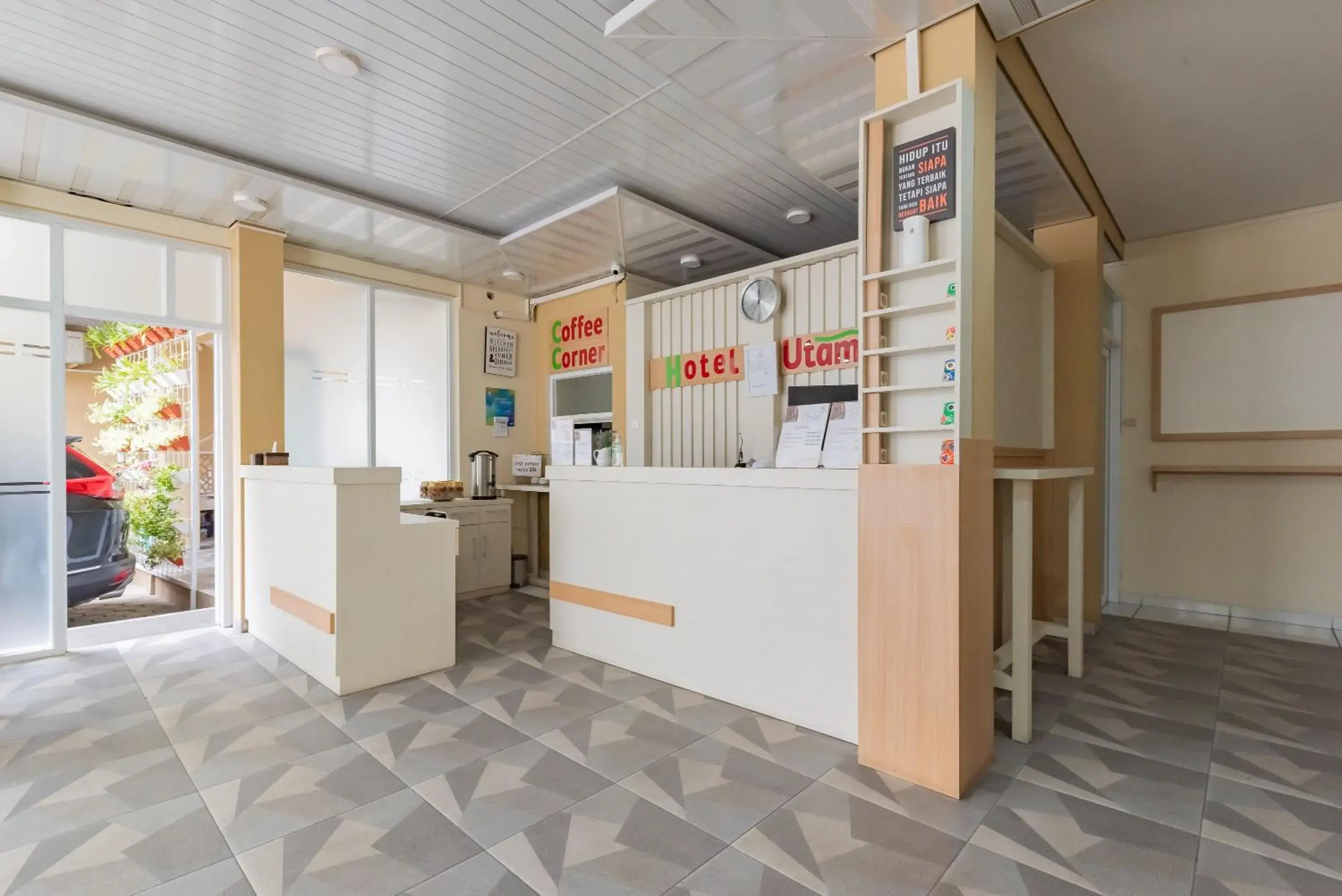 Lobby or reception in Urbanview Syariah Utami Inn Garut by RedDoorz Lobby or reception in Urbanview Syariah Utami Inn Garut by RedDoorz