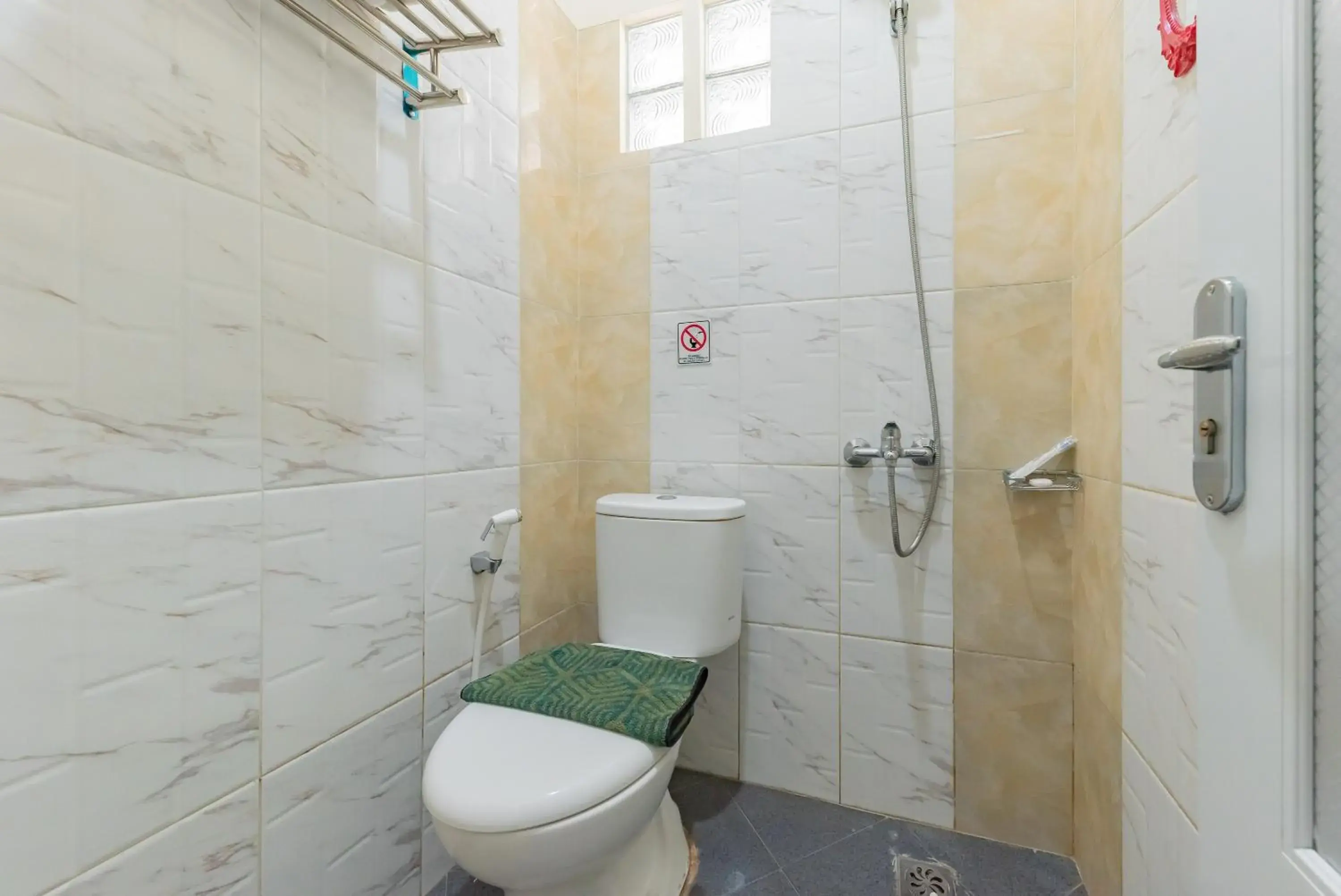 Bathroom in Urbanview Syariah Utami Inn Garut by RedDoorz Bathroom in Urbanview Syariah Utami Inn Garut by RedDoorz