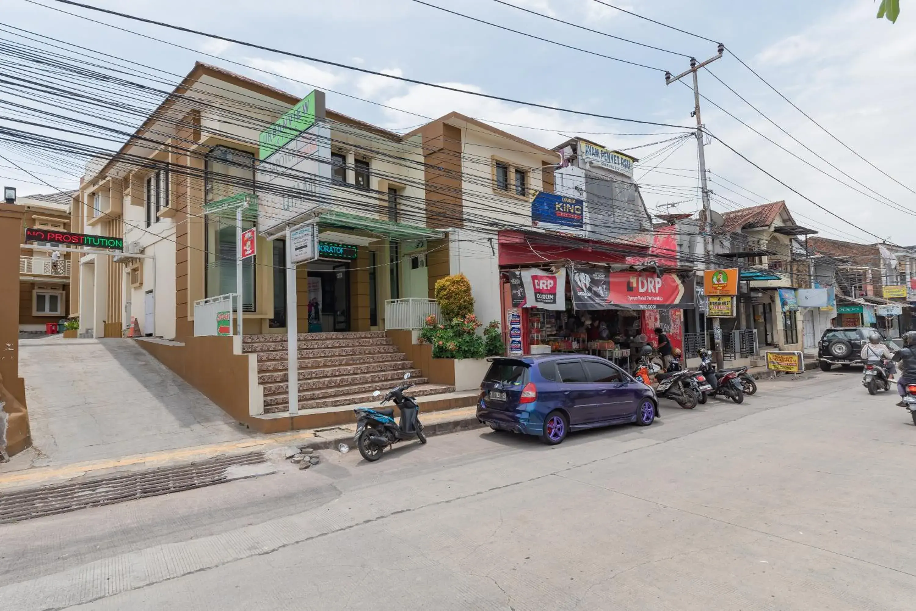 Property building in Urbanview Syariah Utami Inn Garut by RedDoorz Property building in Urbanview Syariah Utami Inn Garut by RedDoorz