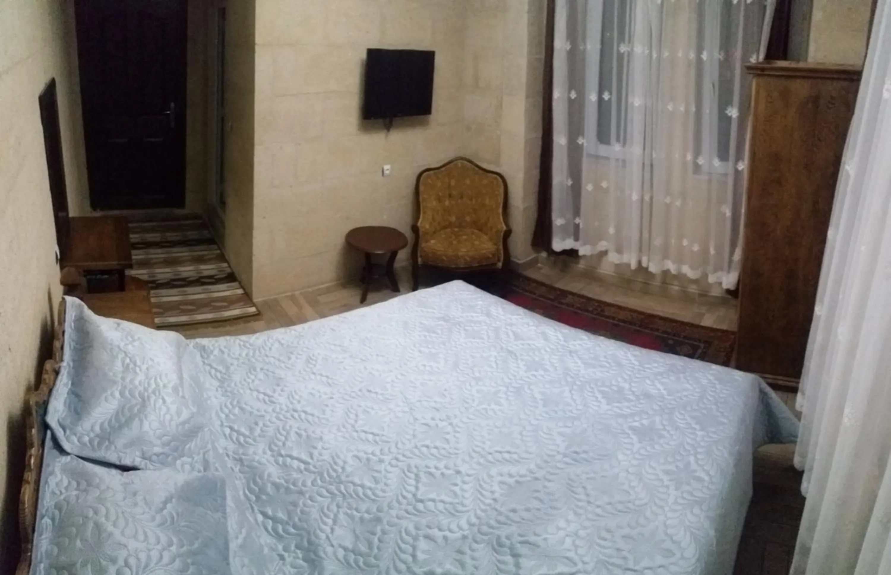 Photo of the whole room in Emre's Stone House