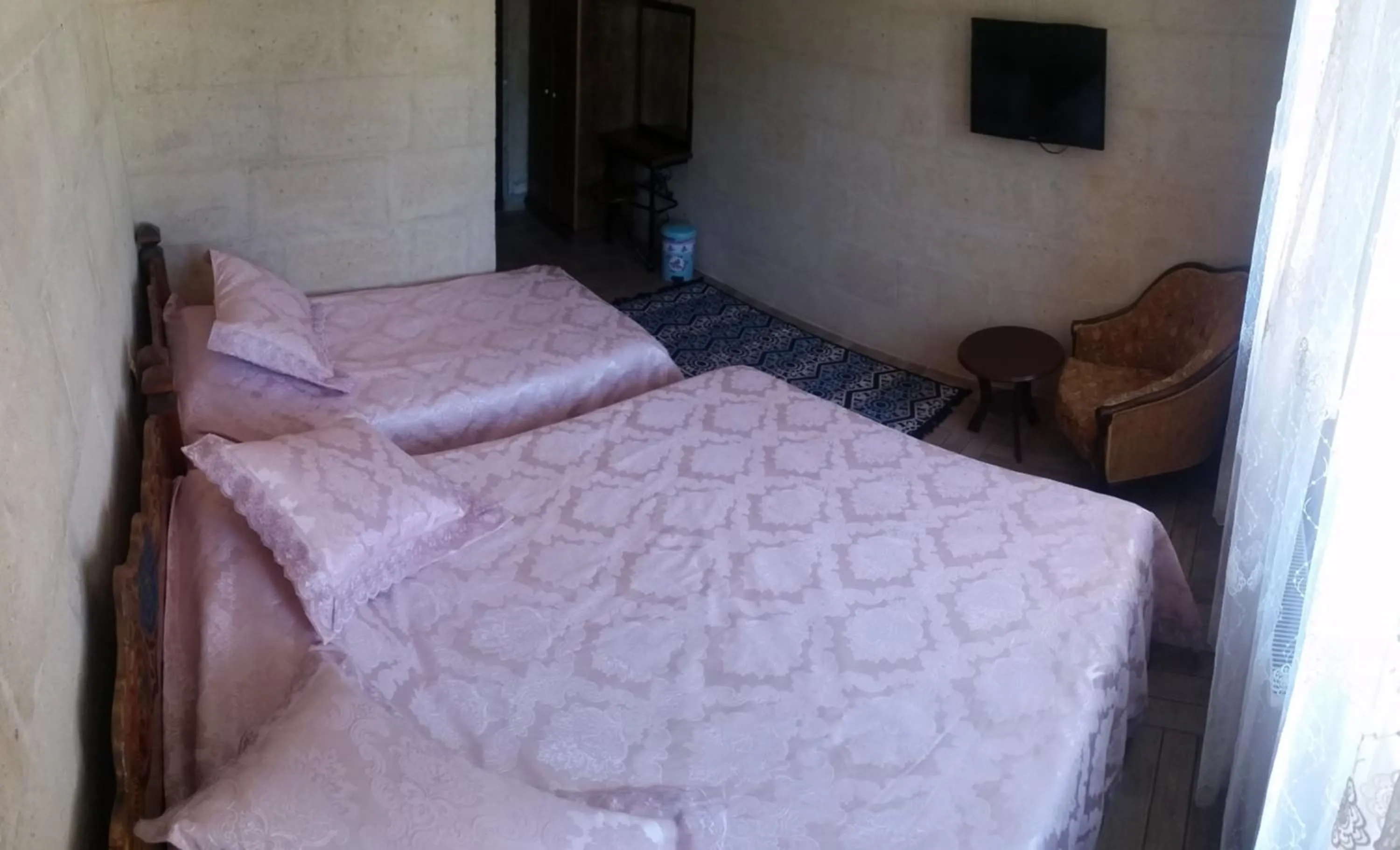 Photo of the whole room in Emre's Stone House
