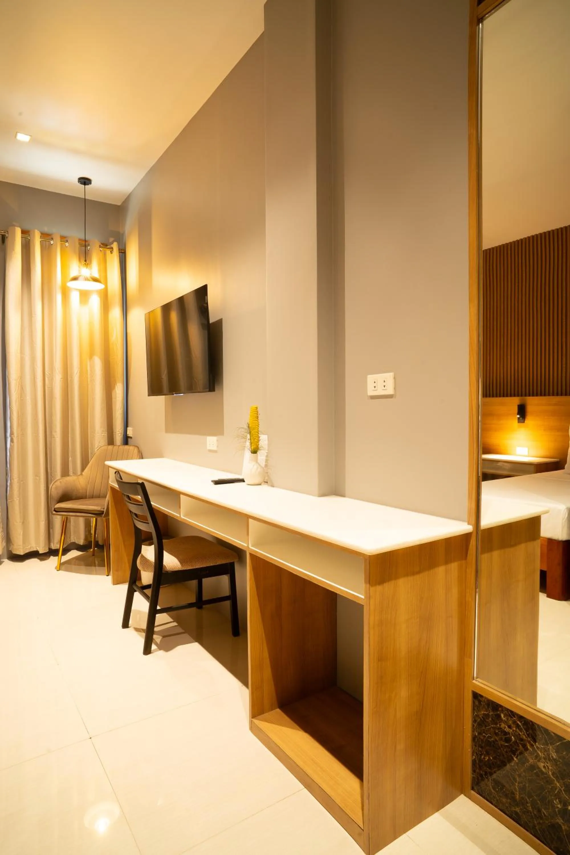 TV and multimedia in Madonna Hometel and Suites New Pandan