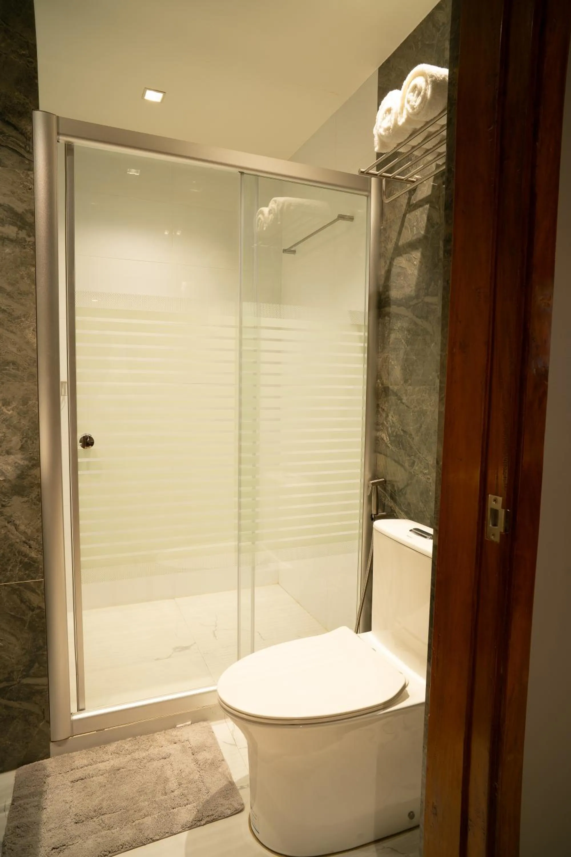 Shower in Madonna Hometel and Suites New Pandan