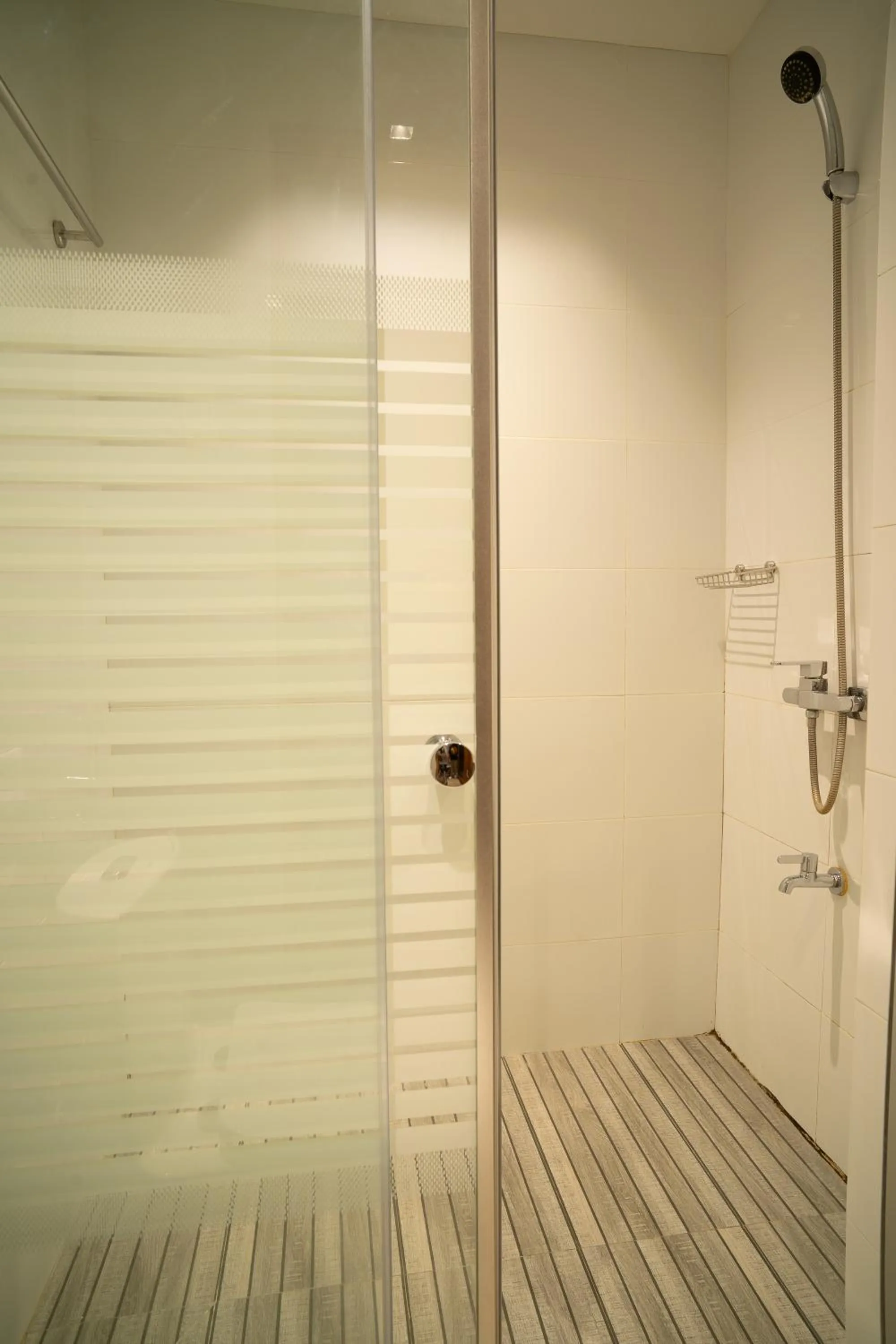 Shower in Madonna Hometel and Suites New Pandan