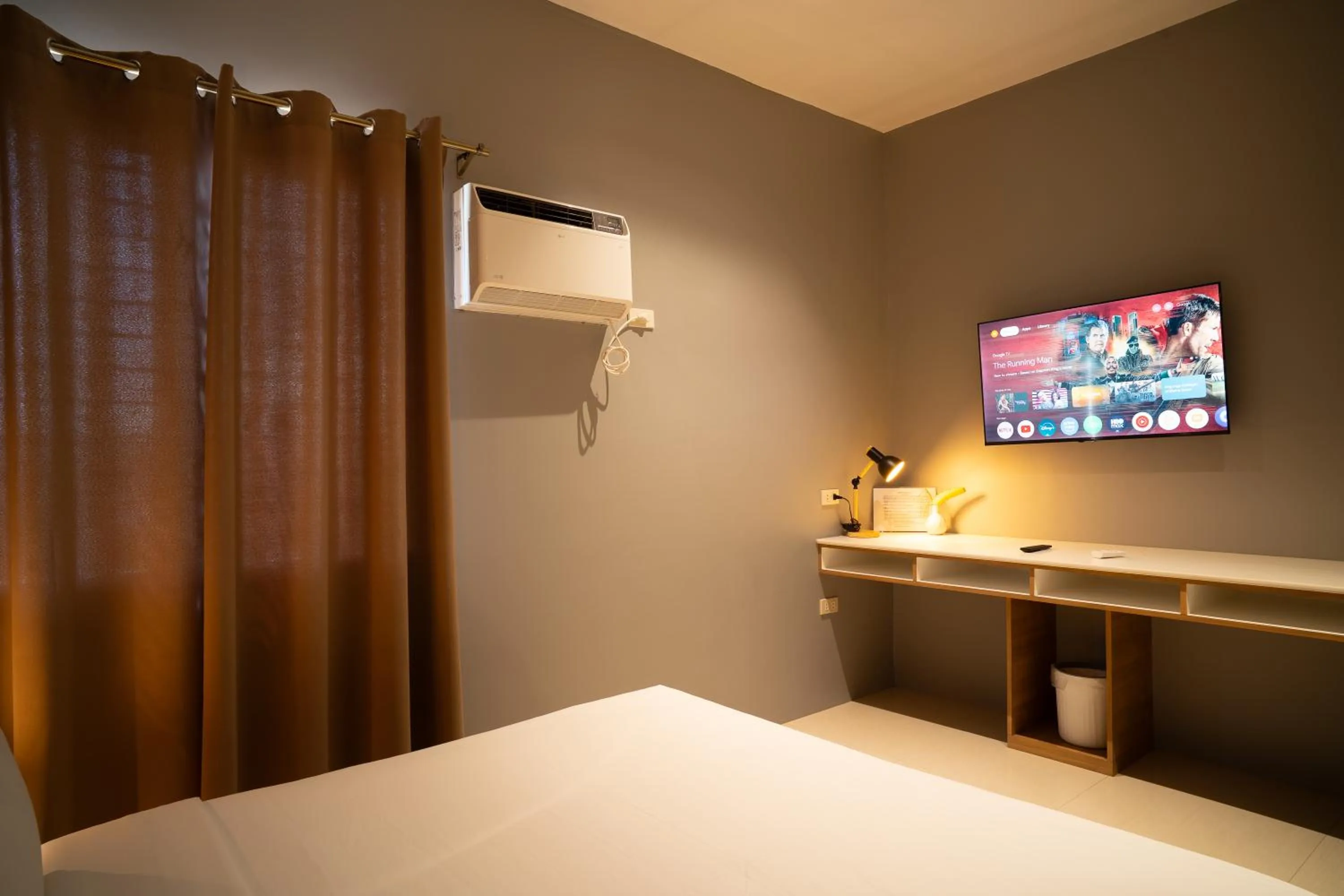 TV and multimedia, Bed in Madonna Hometel and Suites New Pandan