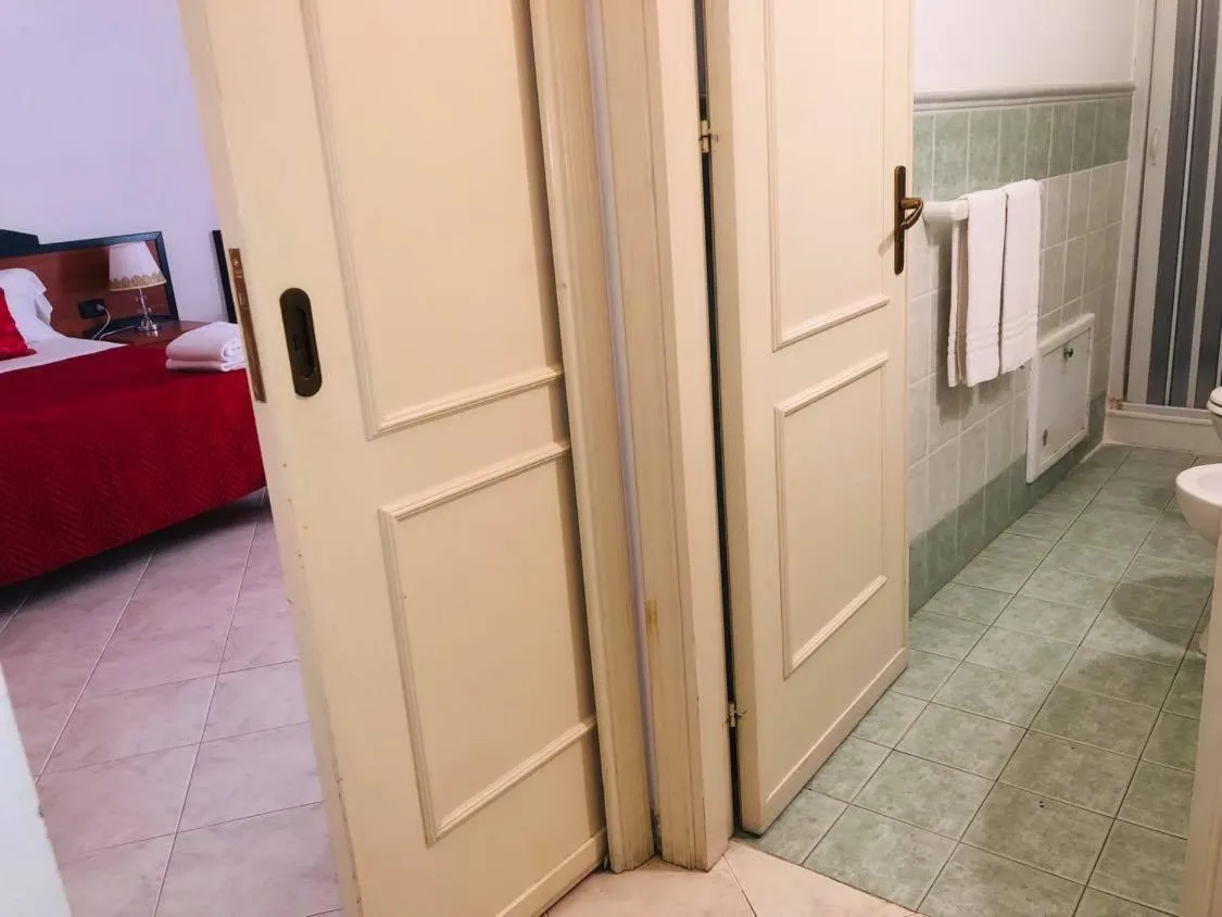 Bathroom, Bed in B&B Al Piazza Marina