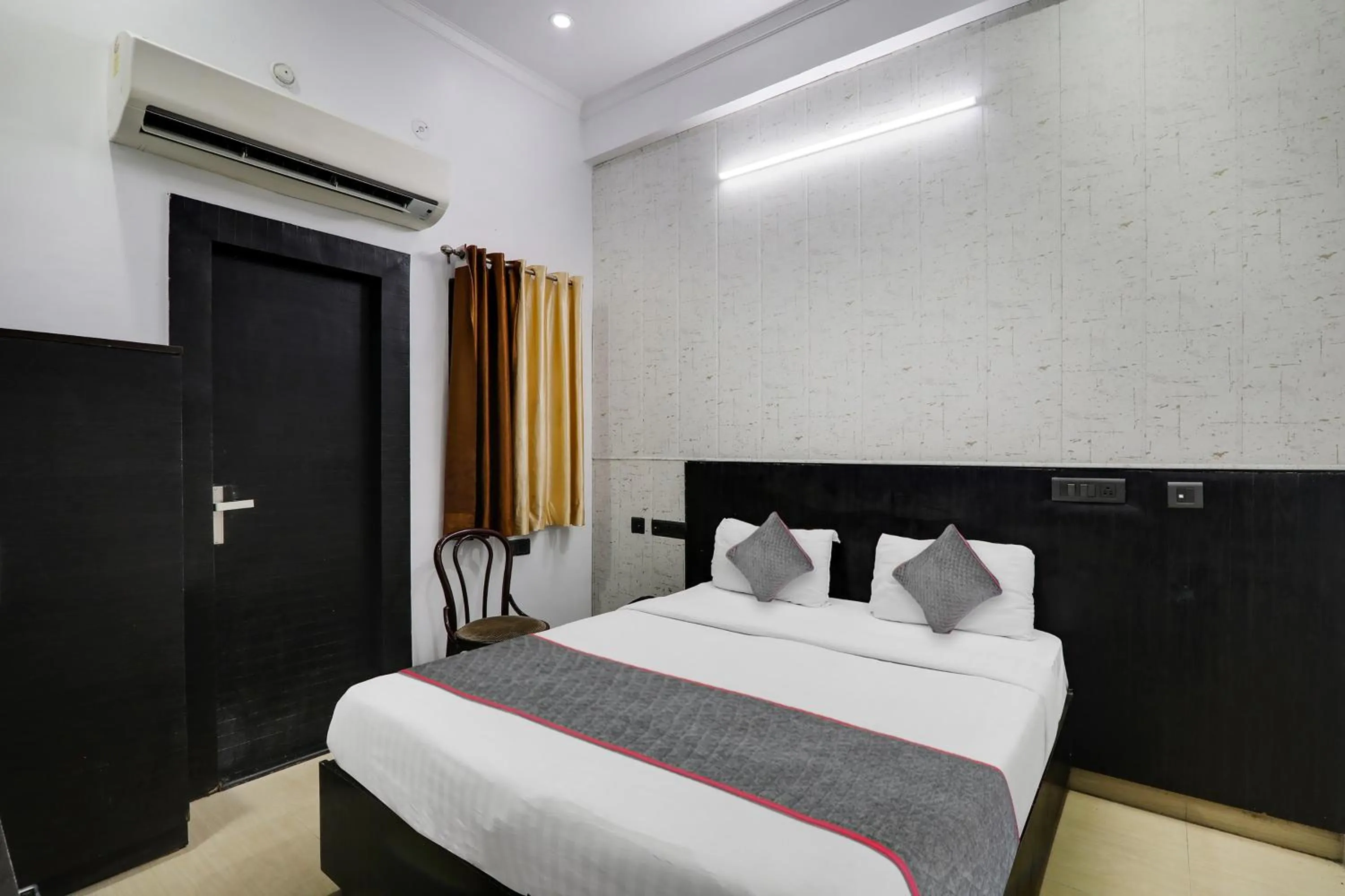 Bedroom, Bed in Super Townhouse Hotel Vaishnavi Inn