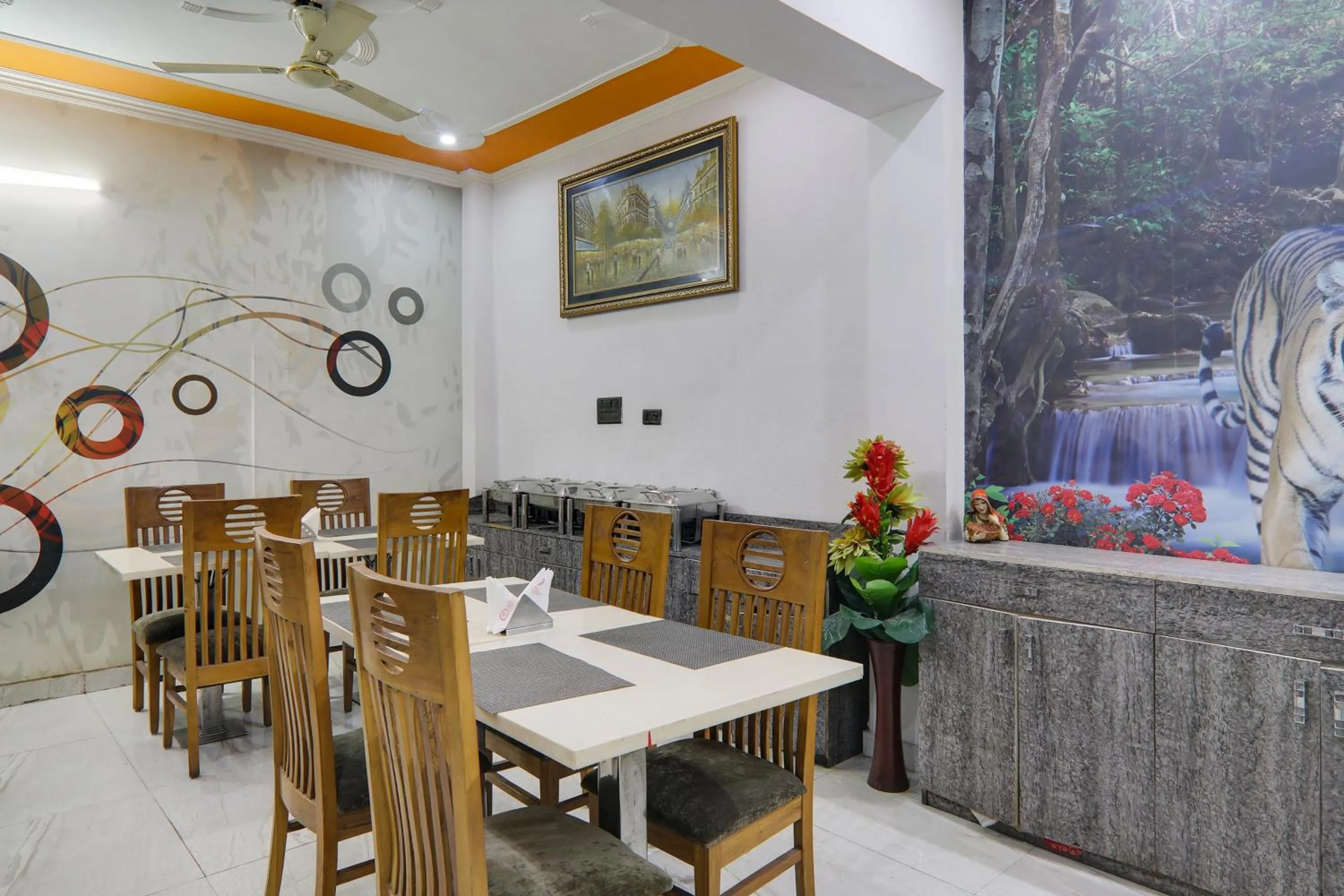 Restaurant/places to eat in Super Townhouse Hotel Vaishnavi Inn