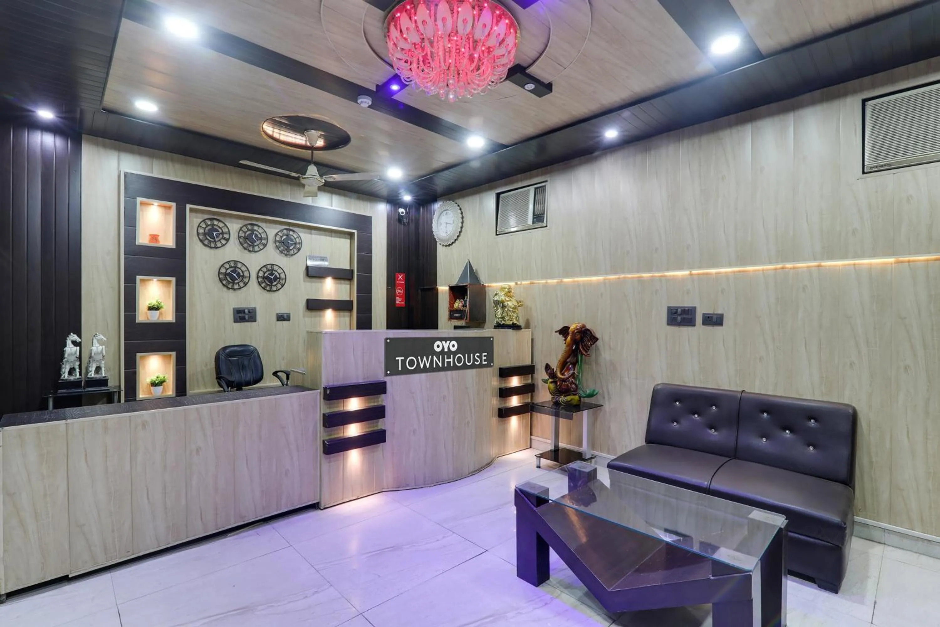 Lobby or reception in Super Townhouse Hotel Vaishnavi Inn