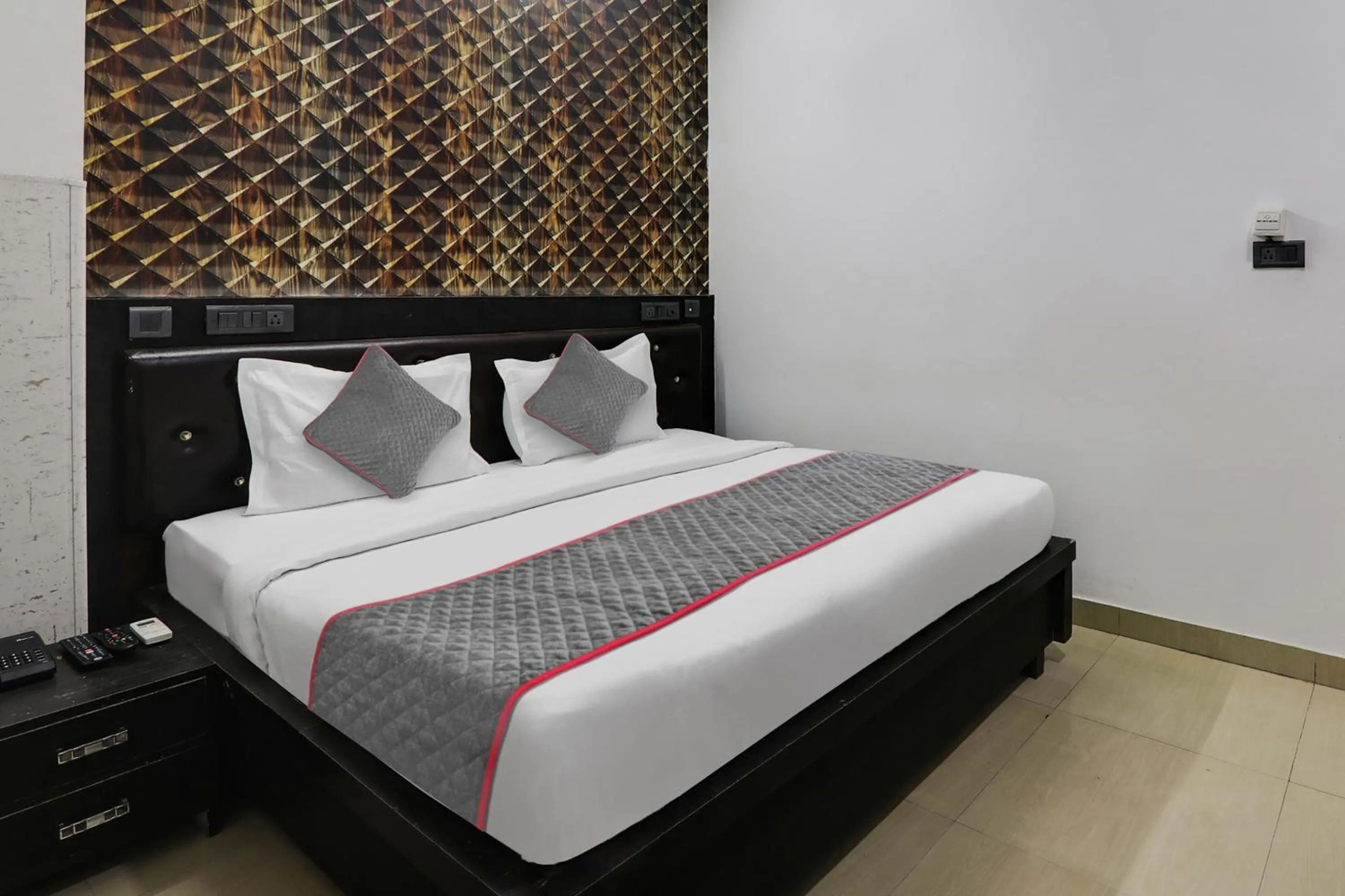 Bedroom, Bed in Super Townhouse Hotel Vaishnavi Inn