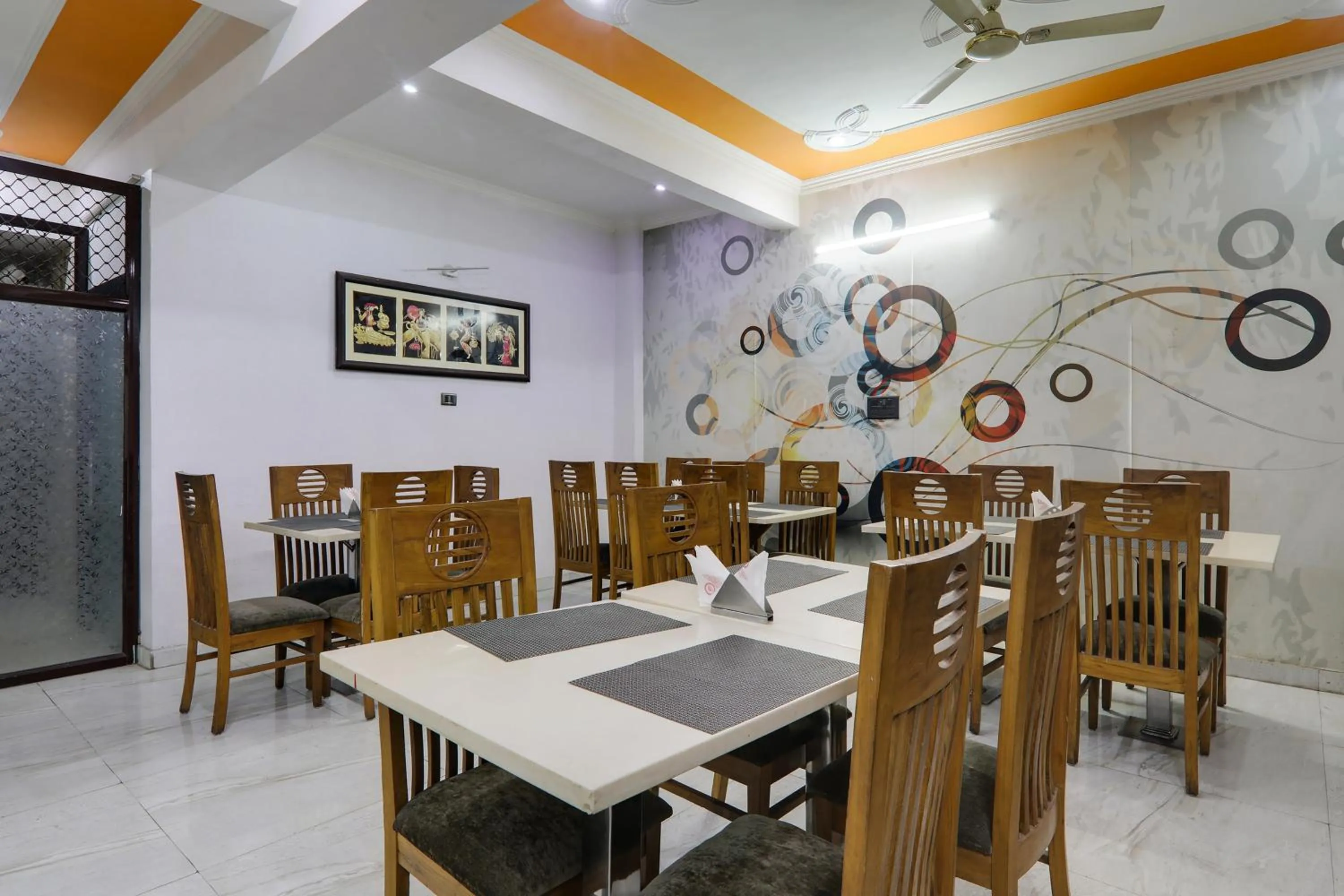 Restaurant/places to eat in Super Townhouse Hotel Vaishnavi Inn