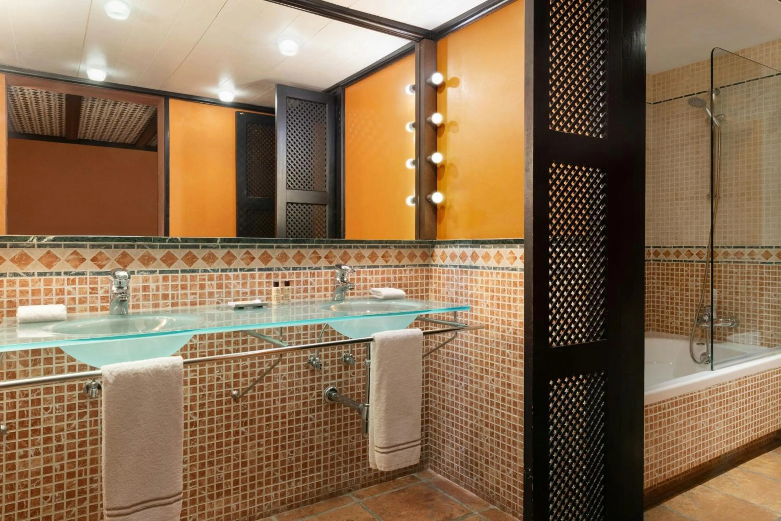 Bathroom in Hotel Palacio de Santa Paula, Autograph Collection