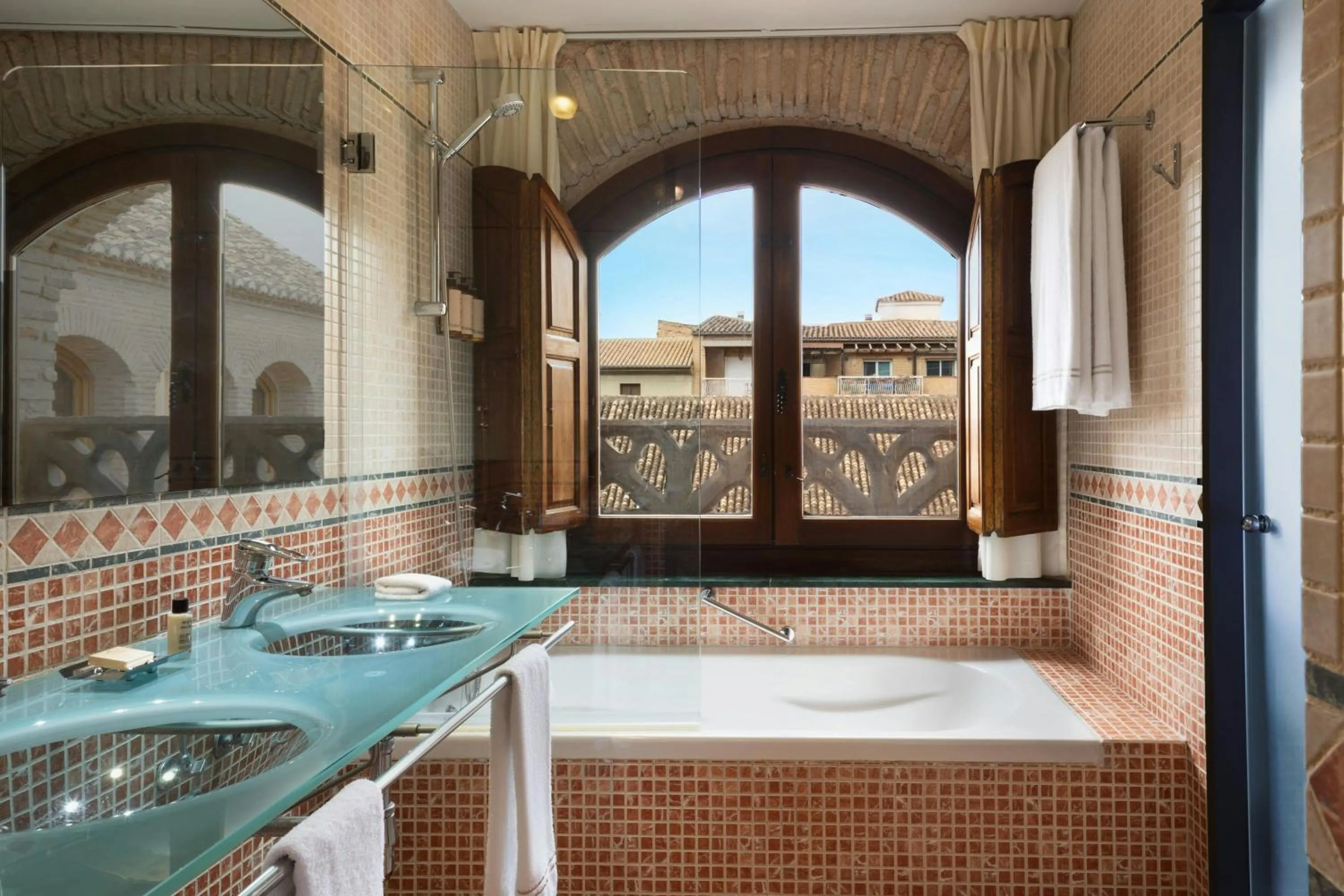 Bathroom in Hotel Palacio de Santa Paula, Autograph Collection