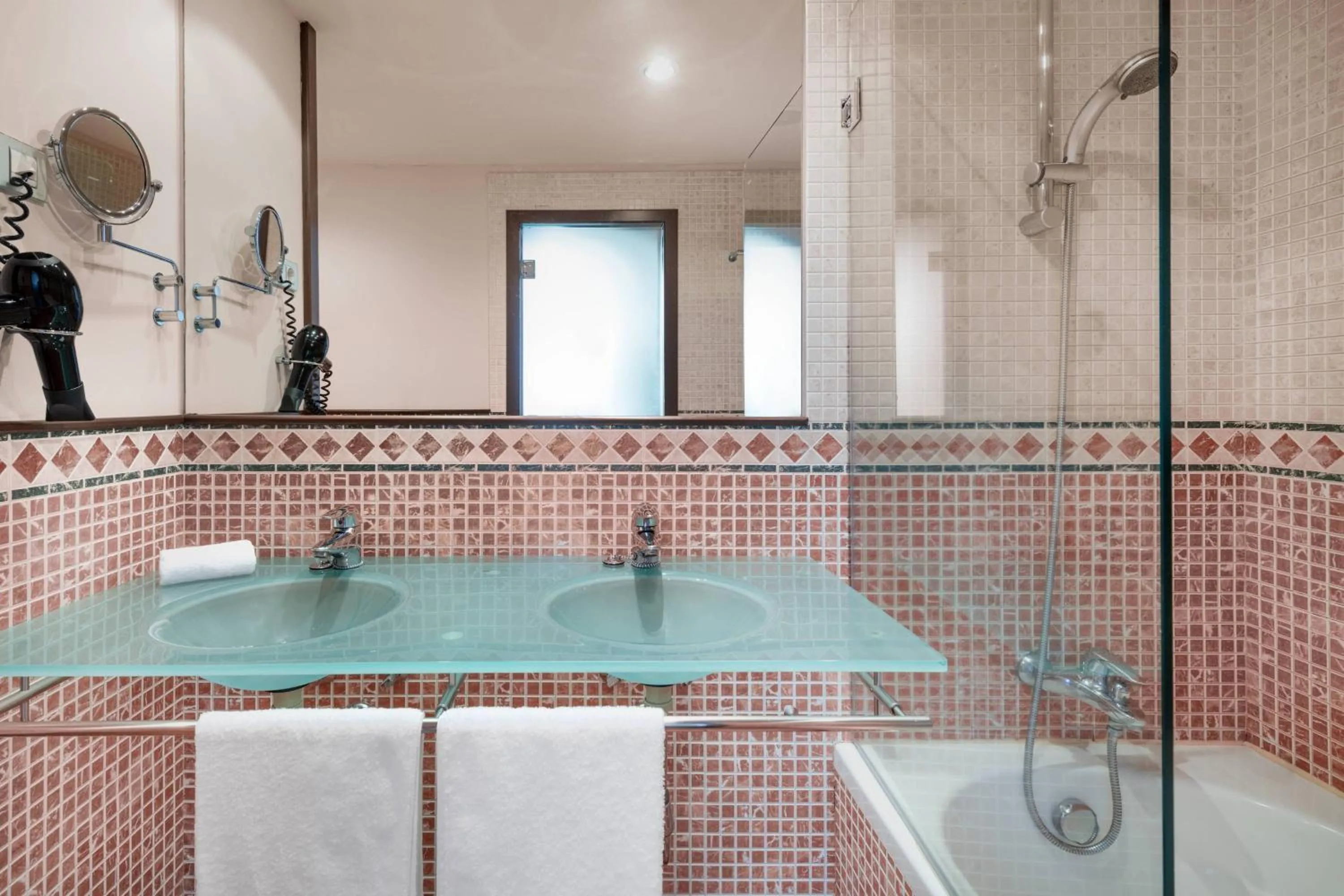 Bathroom in Hotel Palacio del Carmen, Autograph Collection