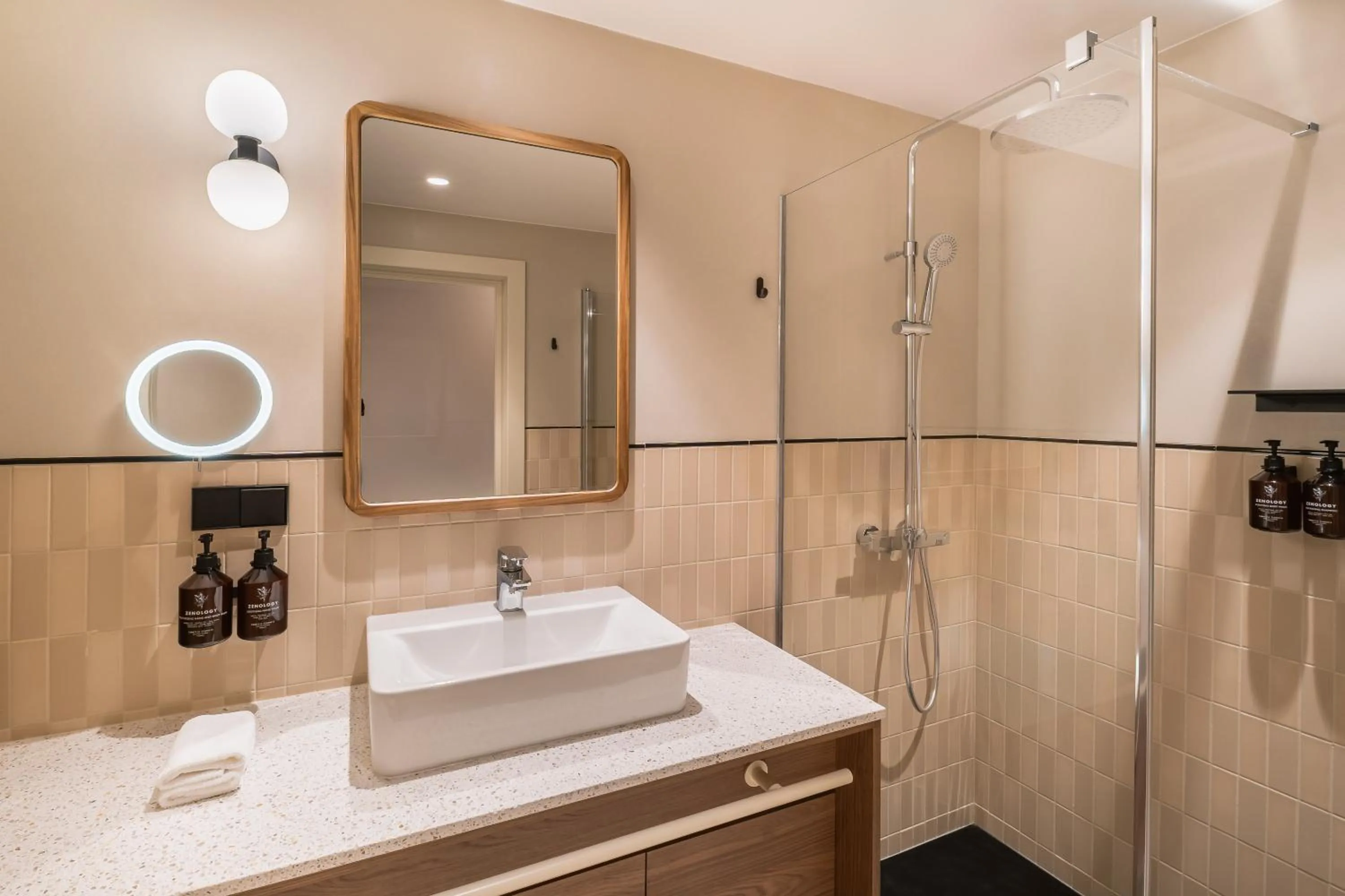 Shower in The Social Hub Barcelona Poblenou