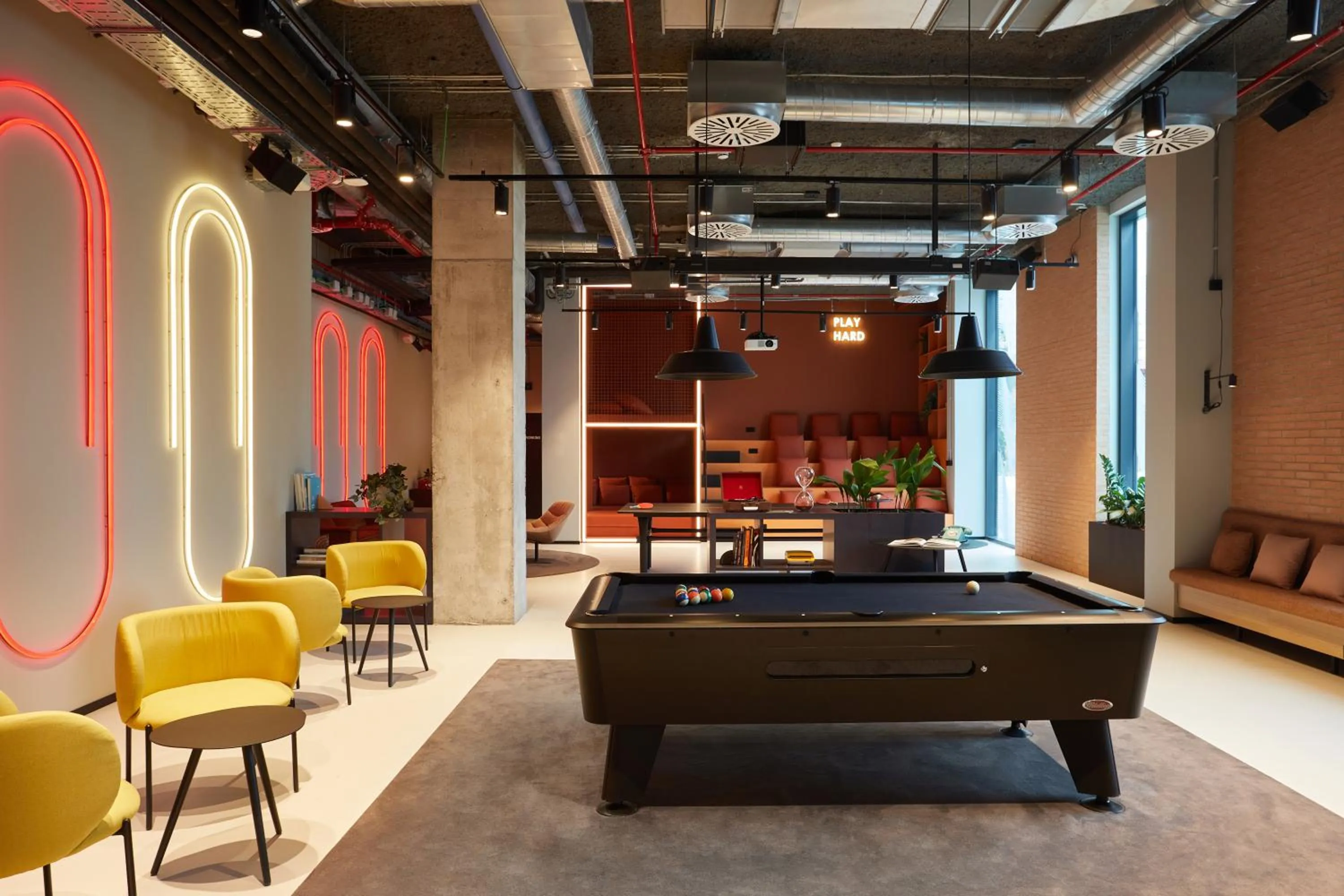 Communal lounge/ TV room in The Social Hub Barcelona Poblenou