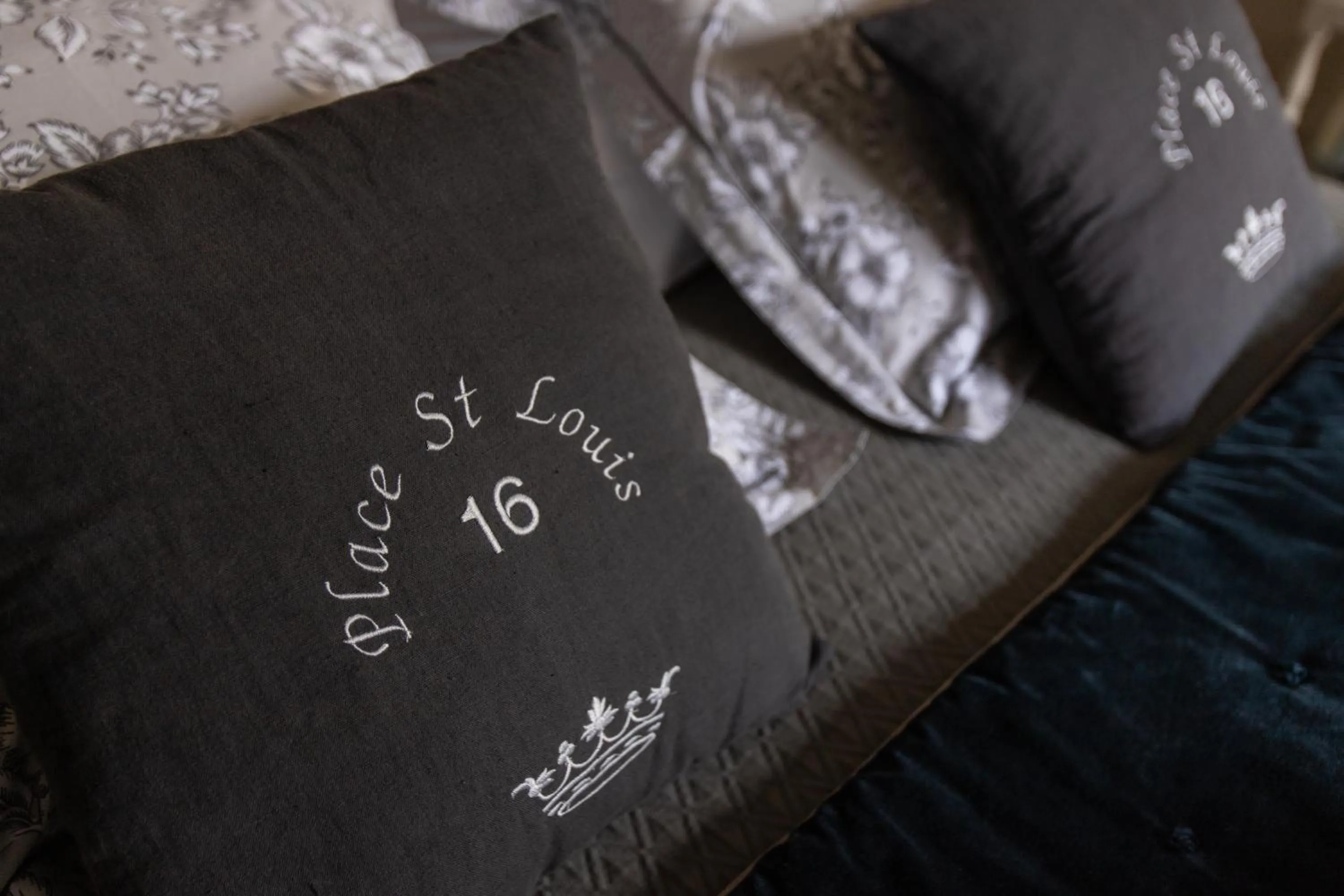 Bed in Au 16 Place Saint Louis