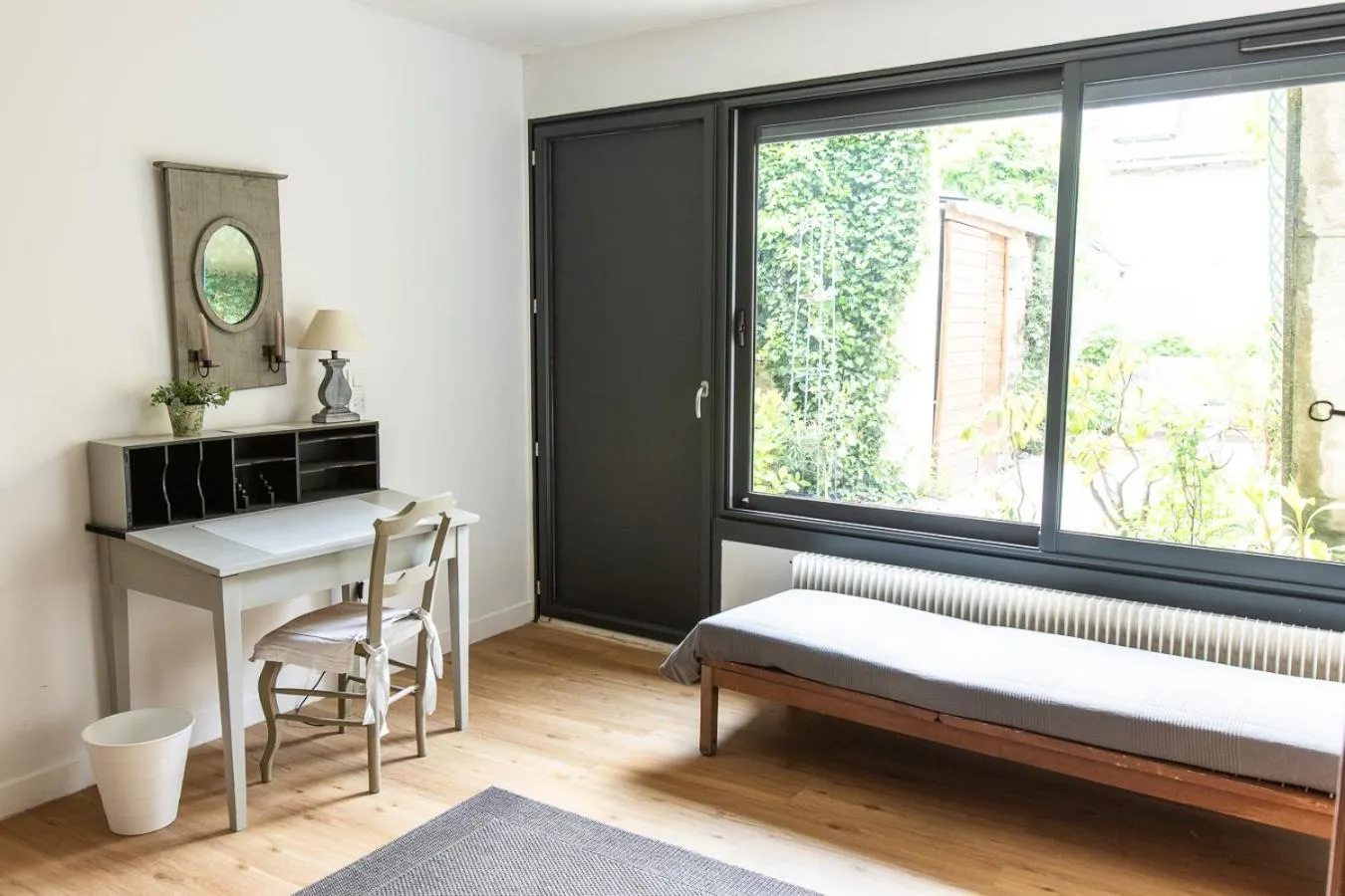 Bed in Au 16 Place Saint Louis