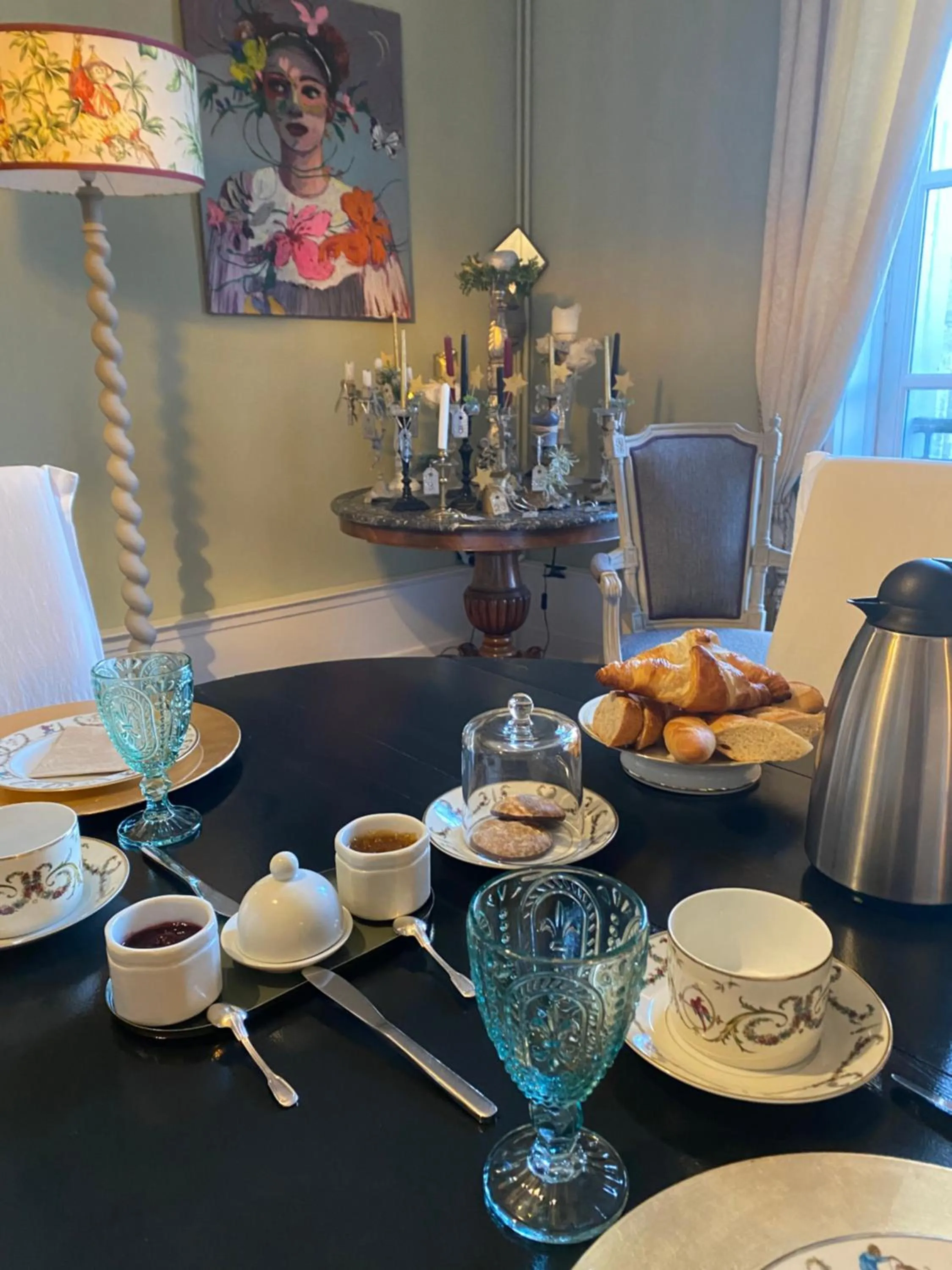 Breakfast in Au 16 Place Saint Louis