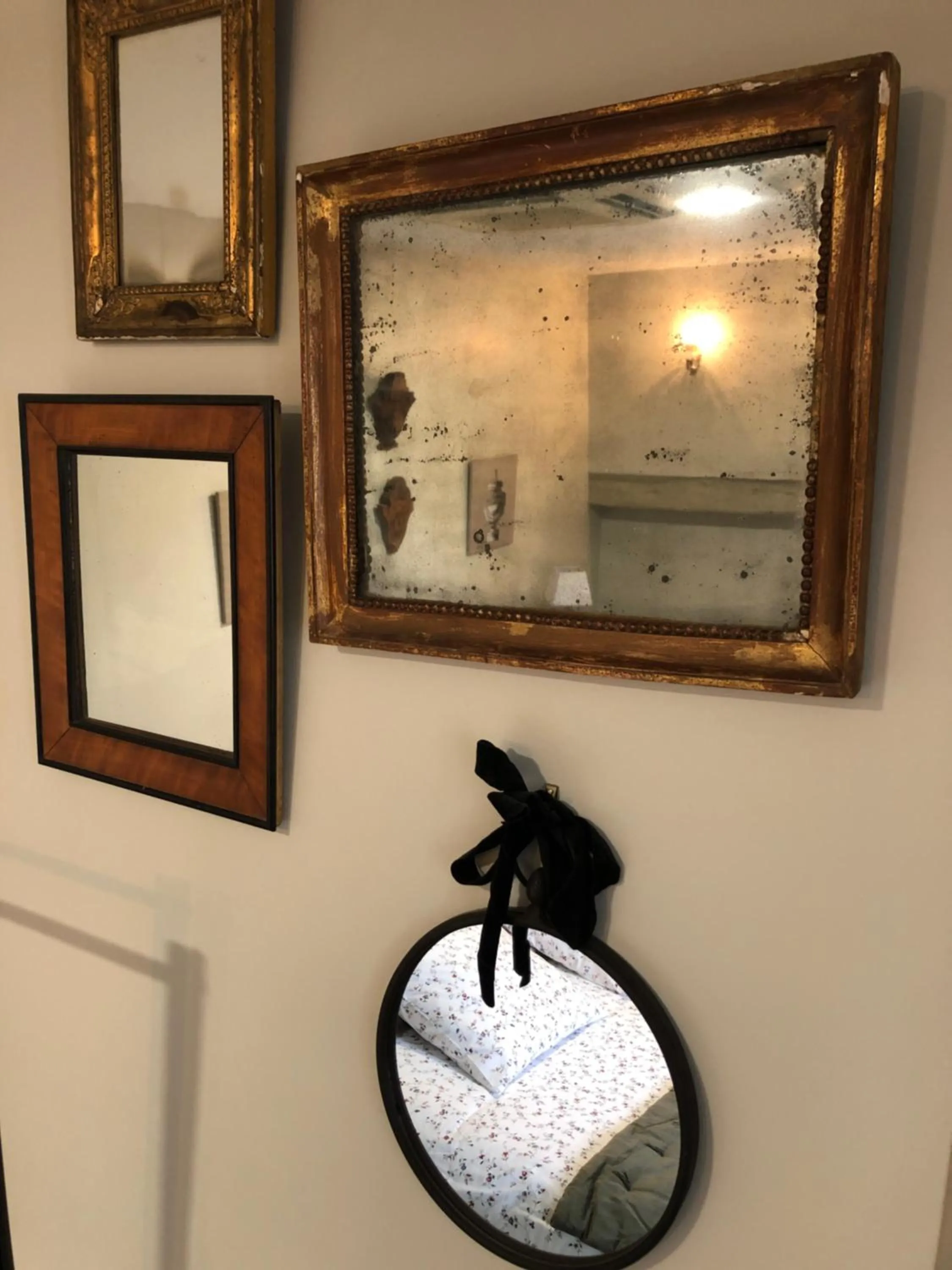 Decorative detail in Au 16 Place Saint Louis