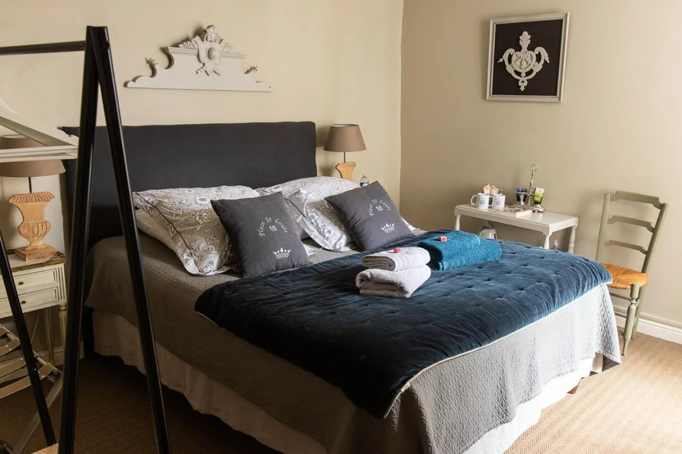 Bed in Au 16 Place Saint Louis