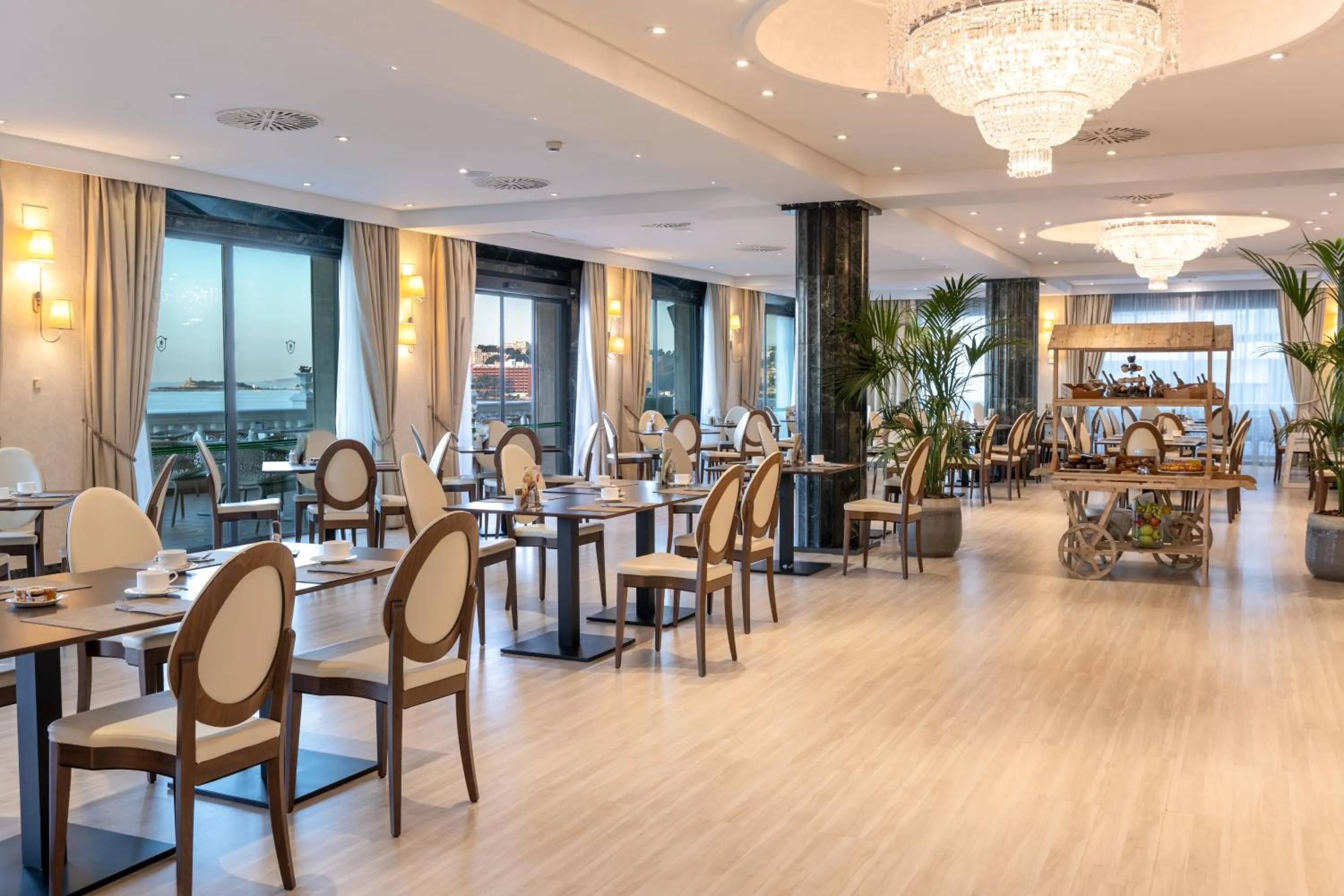 Restaurant/places to eat in Nixe Palace