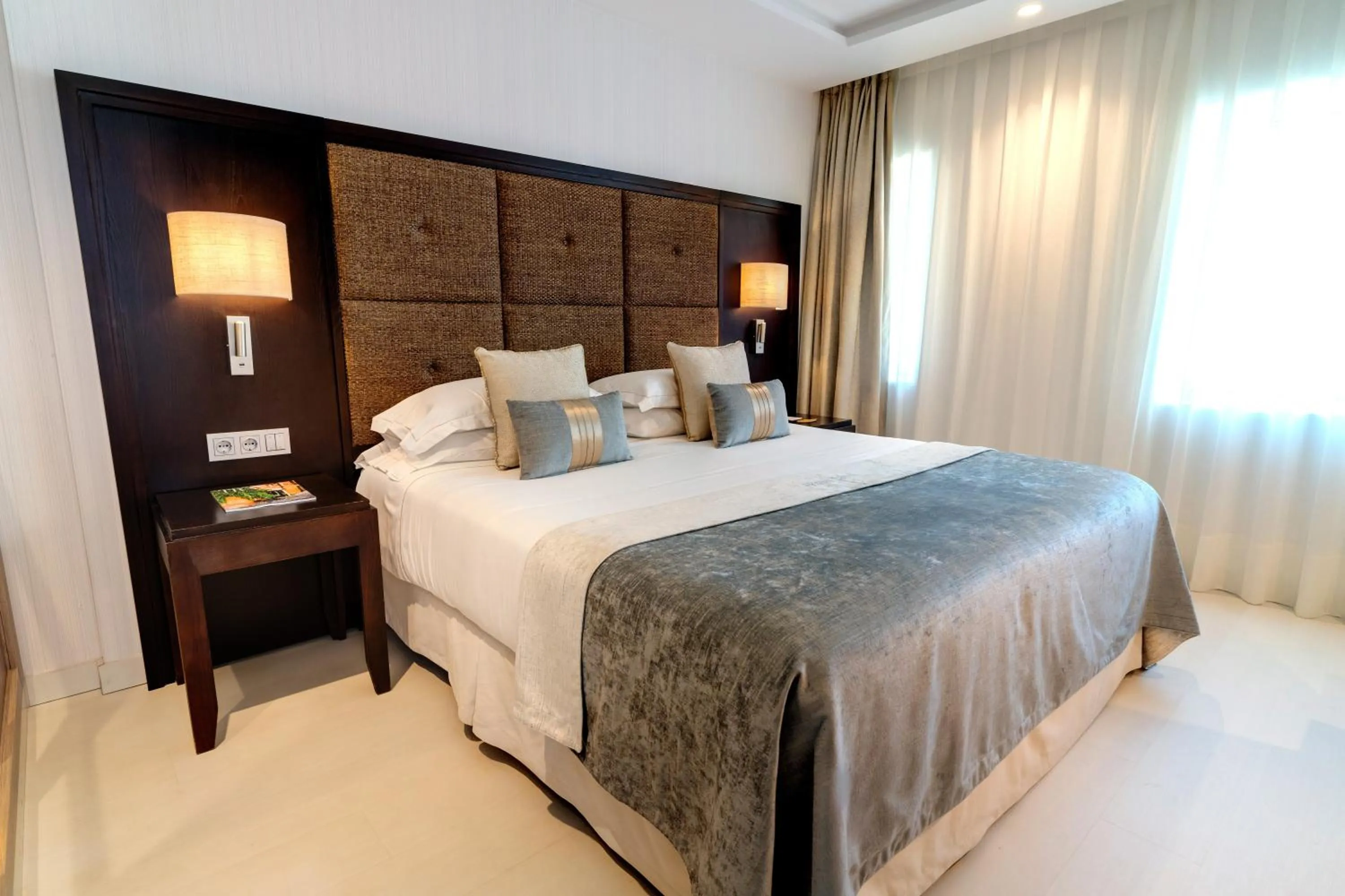 Photo of the whole room, Bed in Nixe Palace