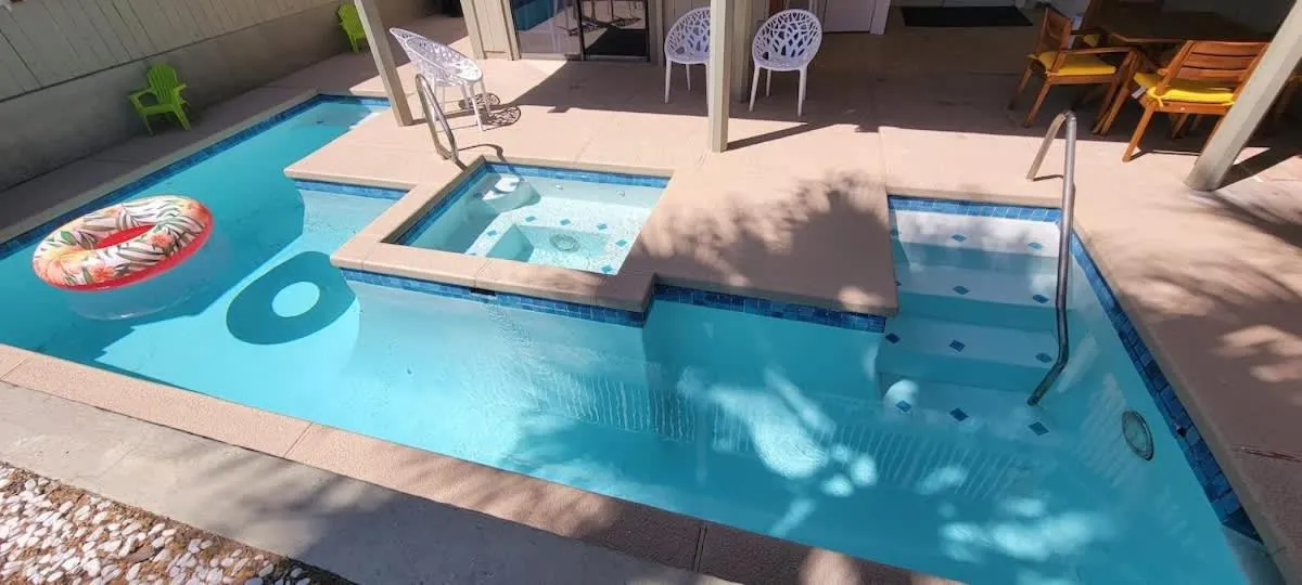 Swimming pool in Bahama Mama House