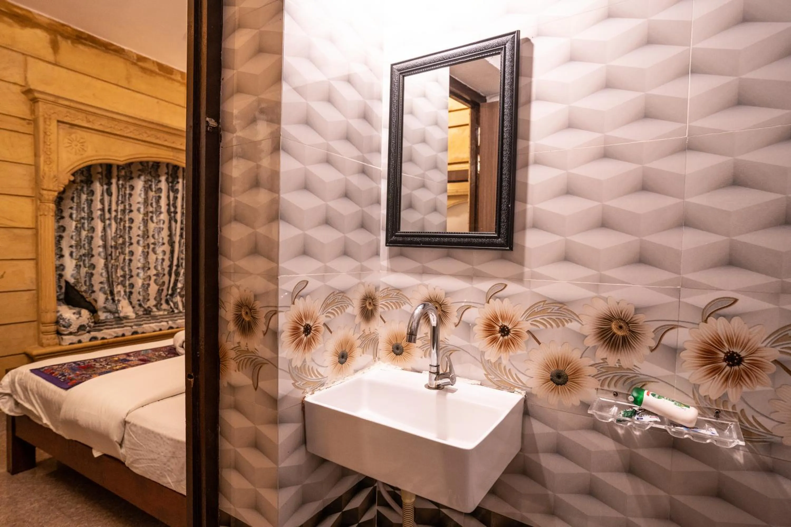 Shower, Bed in Relax Inn Jaisalmer
