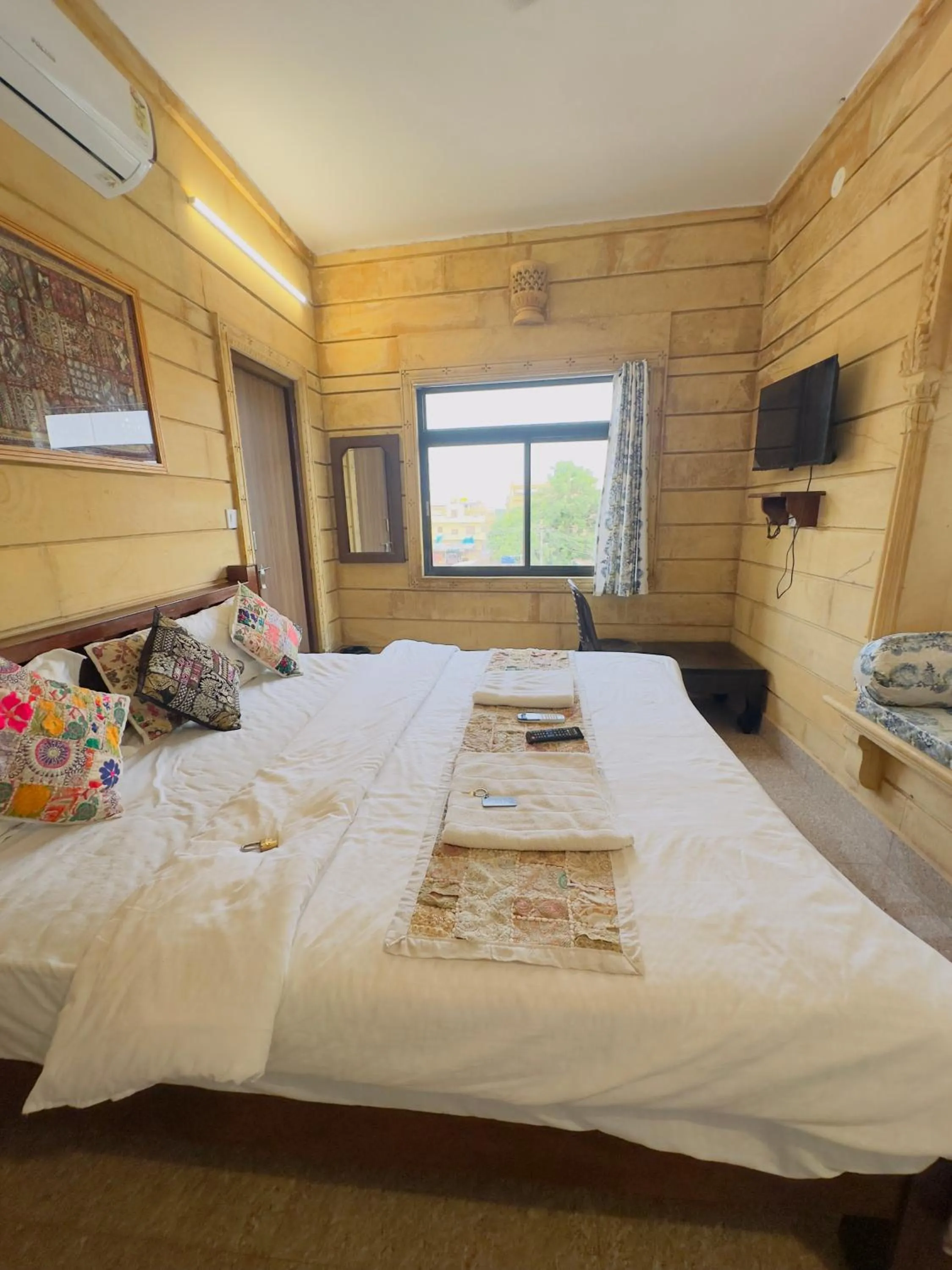 Communal lounge/ TV room, Bed in Relax Inn Jaisalmer