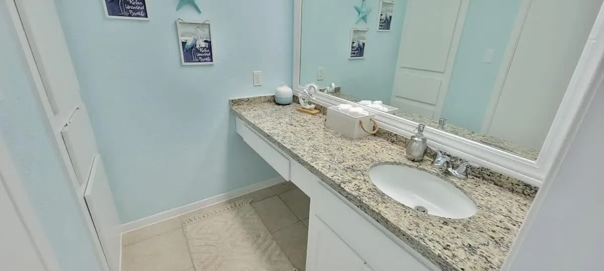 Photo of the whole room in Tiki Condo 261