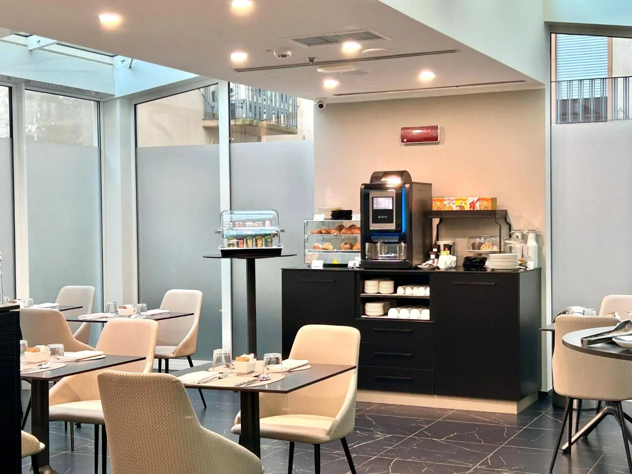 Breakfast in BB Hotels Smarthotel Duomo