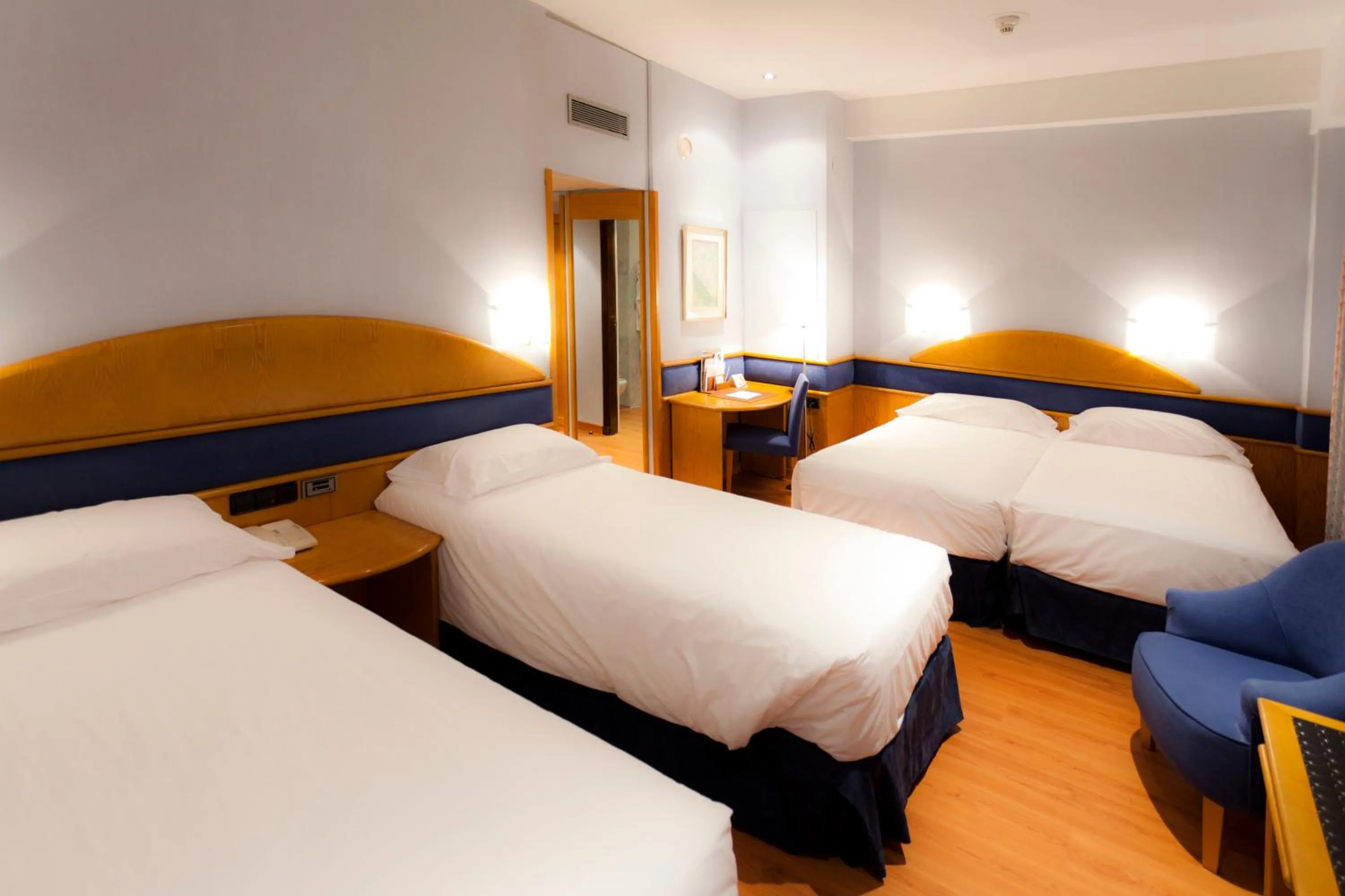 Photo of the whole room, Bed in Agumar