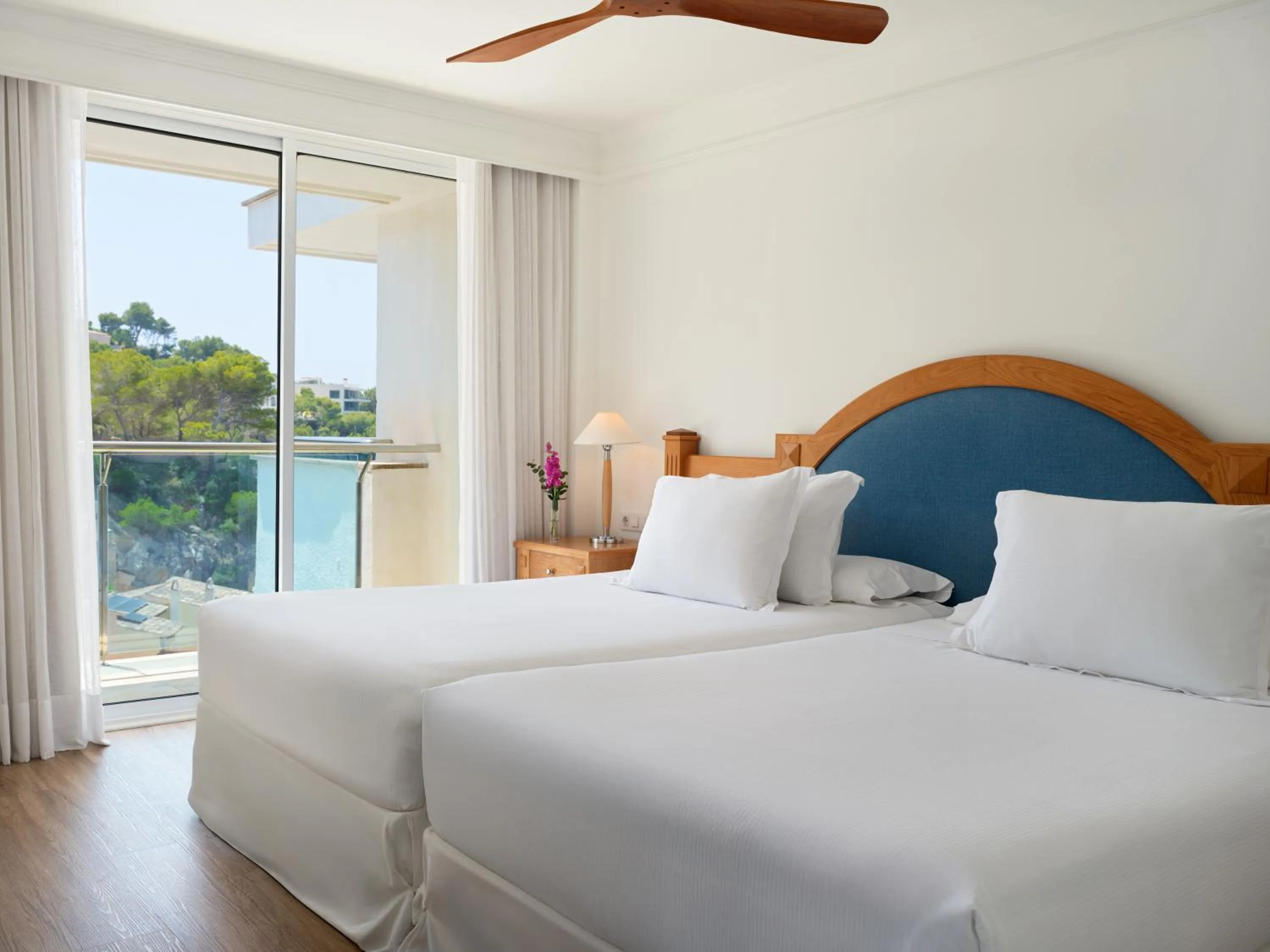 Photo of the whole room, Bed in Boutique Hotel H10 Blue Mar - Adults Only