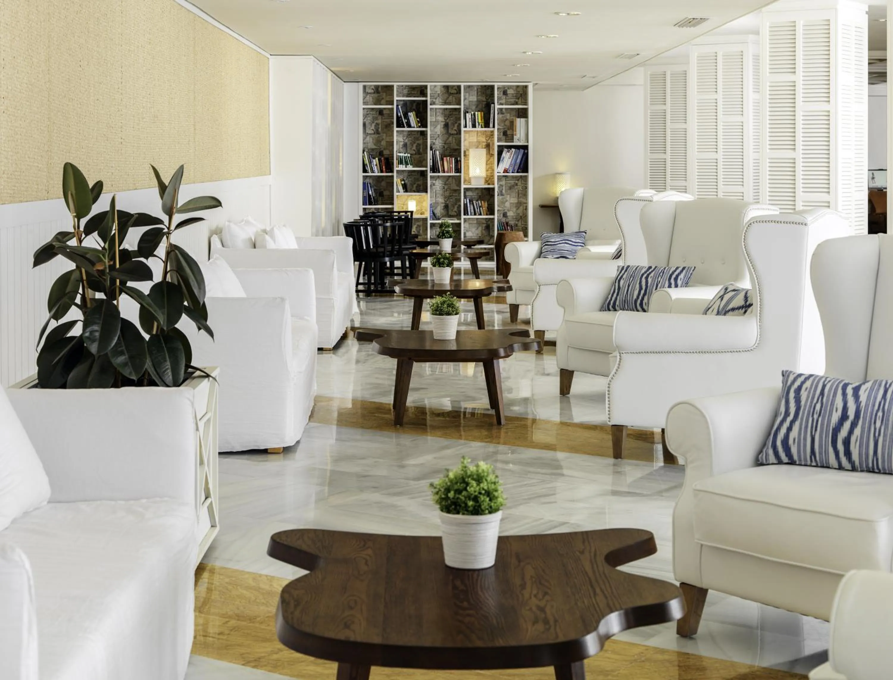 Communal lounge/ TV room in Boutique Hotel H10 Blue Mar - Adults Only